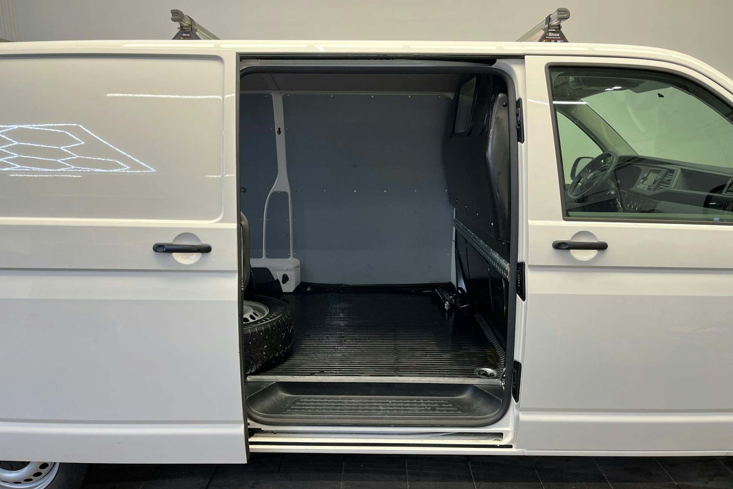 Valkoinen Volkswagen Transporter 2020 kuva 15.