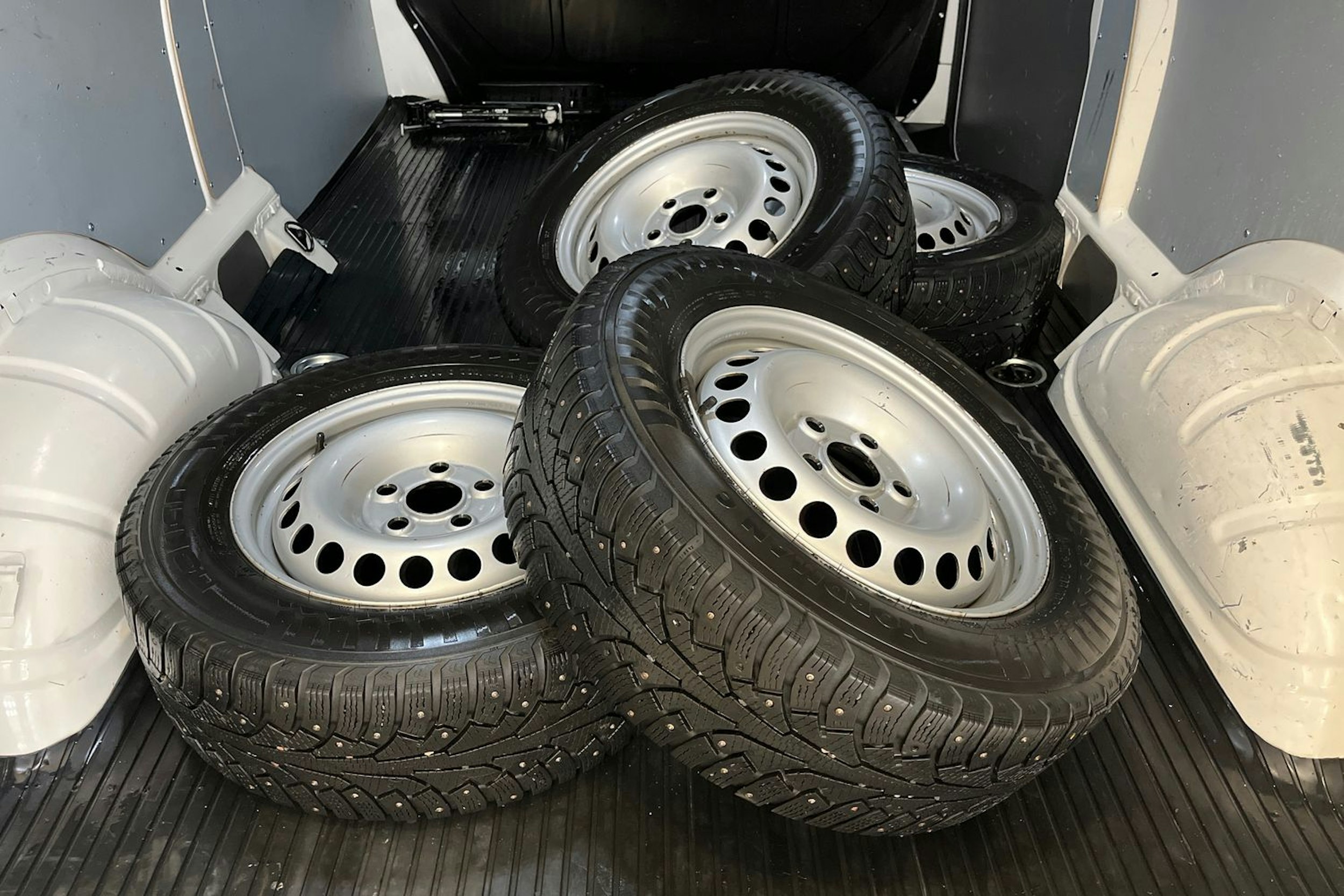 Valkoinen Volkswagen Transporter 2020 kuva 16.