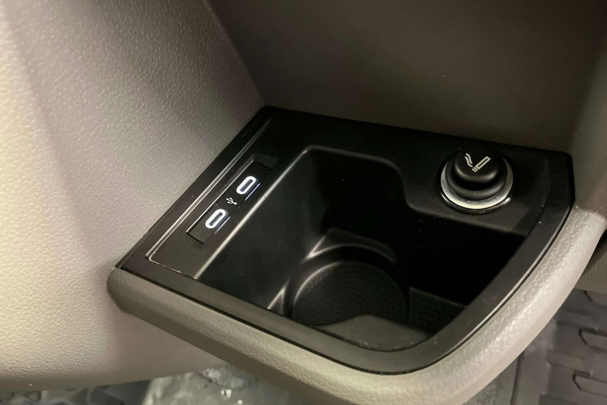Valkoinen Volkswagen Transporter 2020 kuva 17.