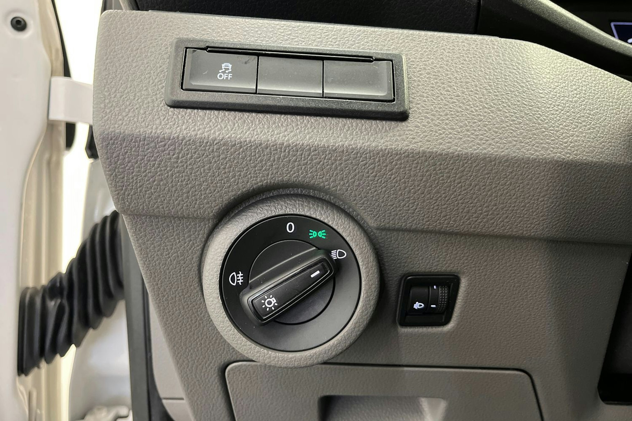 Valkoinen Volkswagen Transporter 2020 kuva 19.