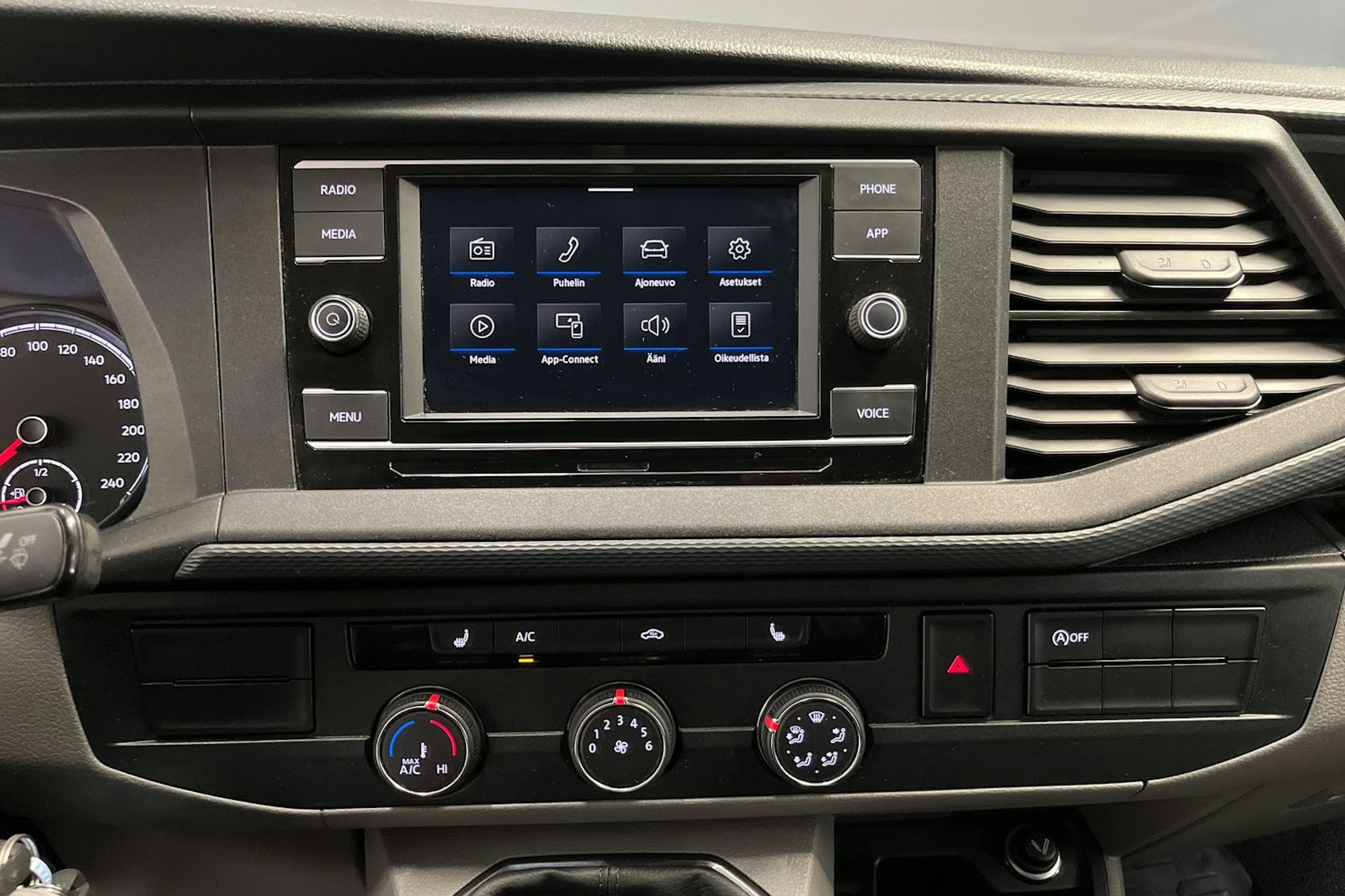 Valkoinen Volkswagen Transporter 2020 kuva 20.