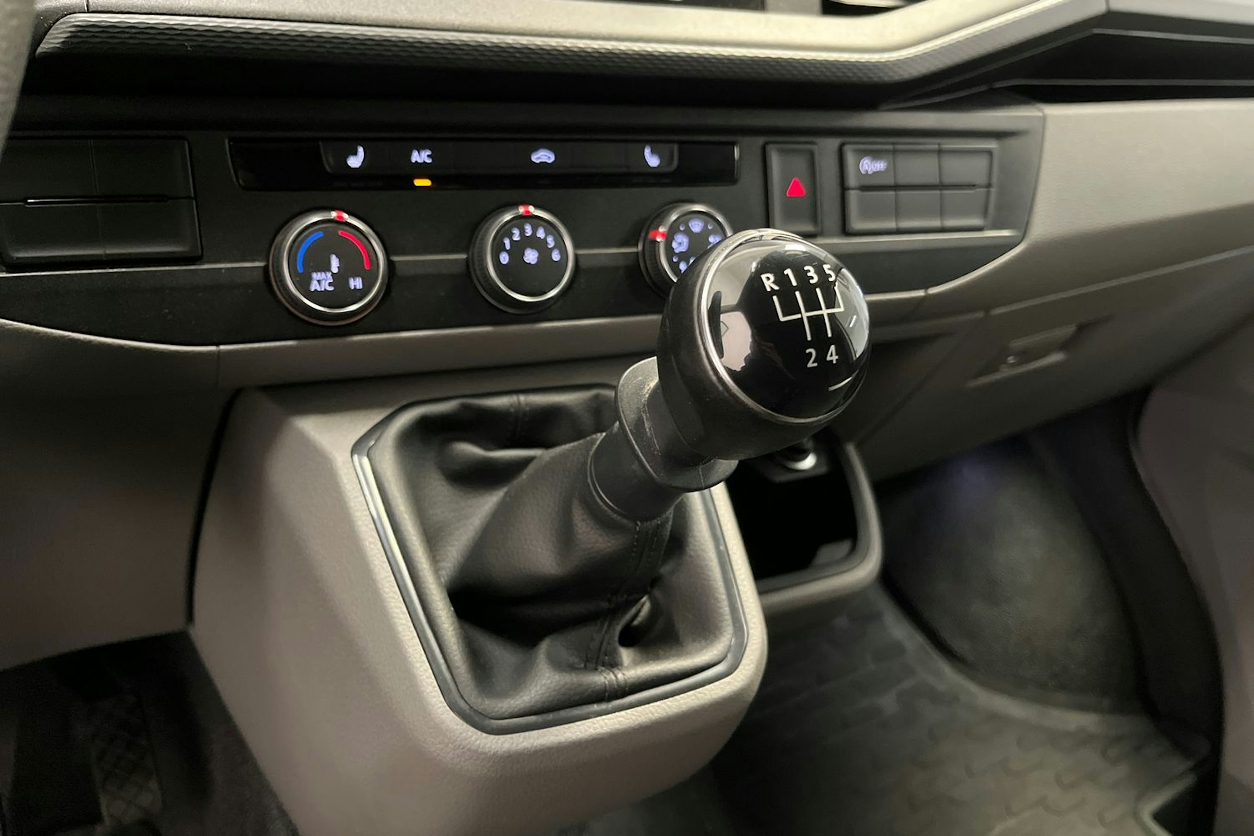 Valkoinen Volkswagen Transporter 2020 kuva 21.