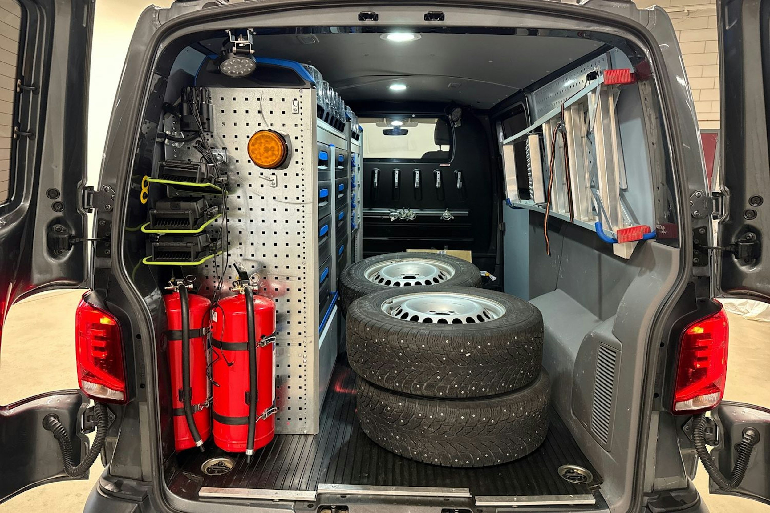 harmaa Volkswagen Transporter 2020 kuva 15.