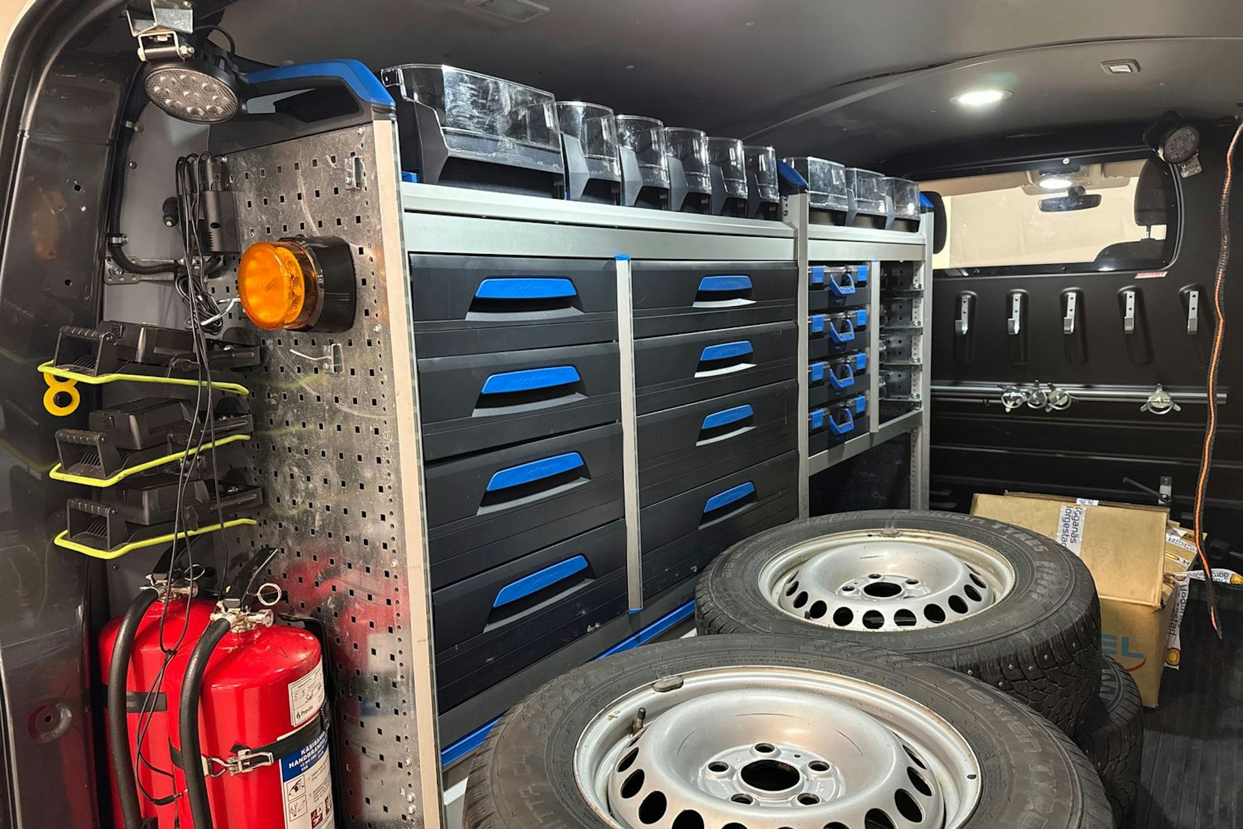 harmaa Volkswagen Transporter 2020 kuva 16.