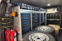 harmaa Volkswagen Transporter 2020 kuva 16.