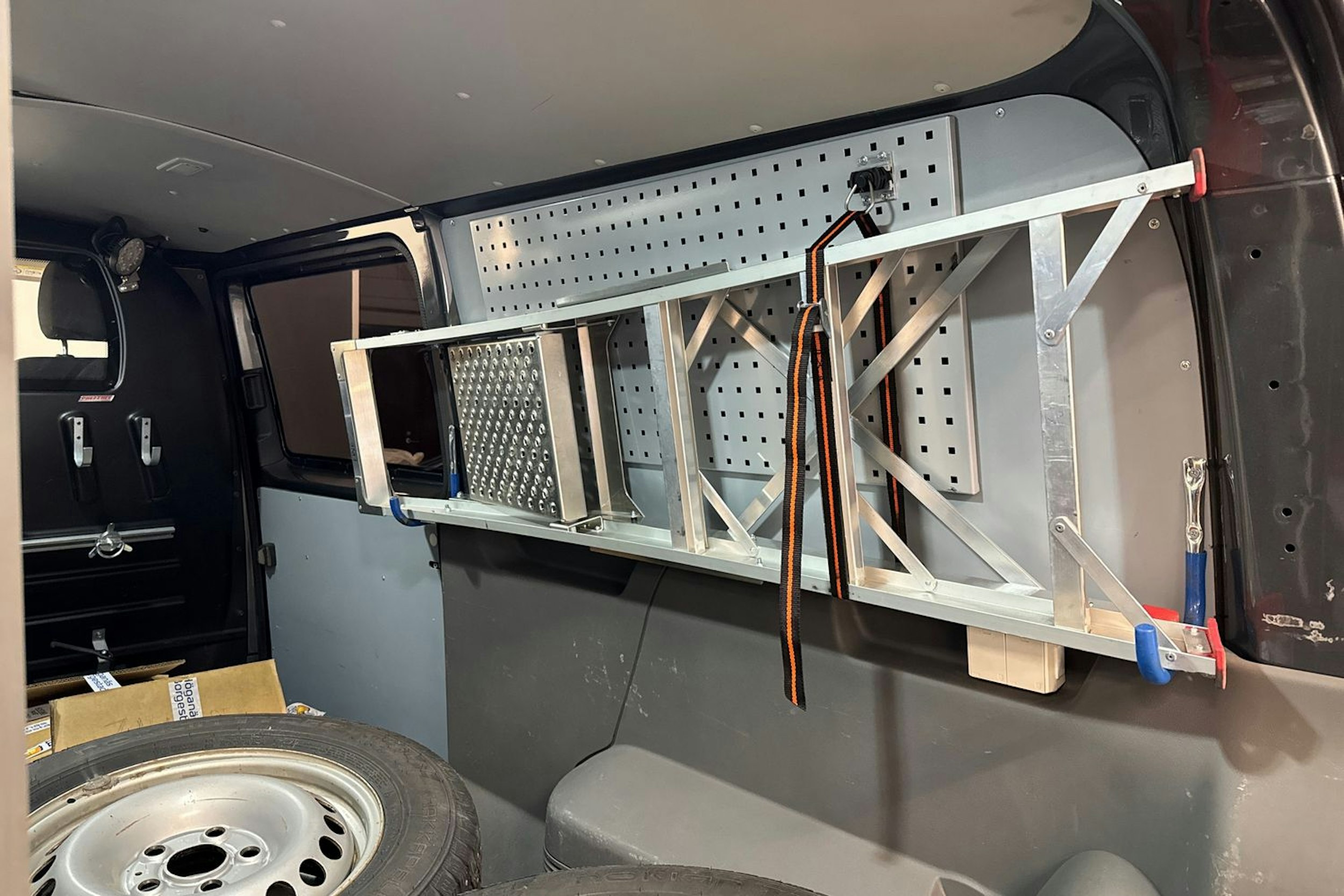 harmaa Volkswagen Transporter 2020 kuva 17.