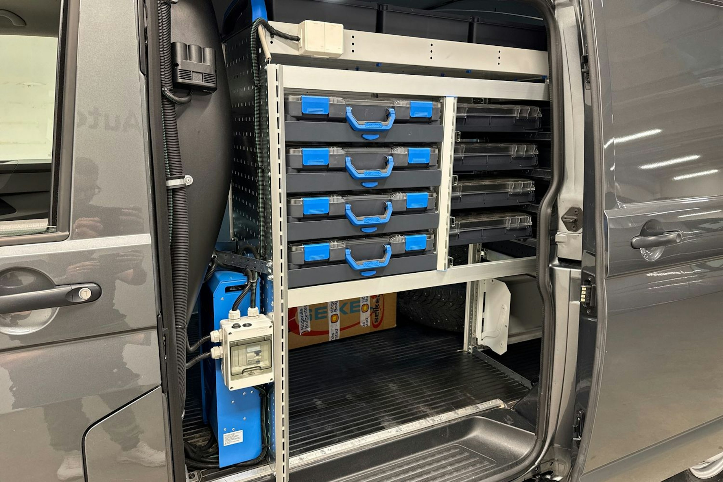 harmaa Volkswagen Transporter 2020 kuva 18.