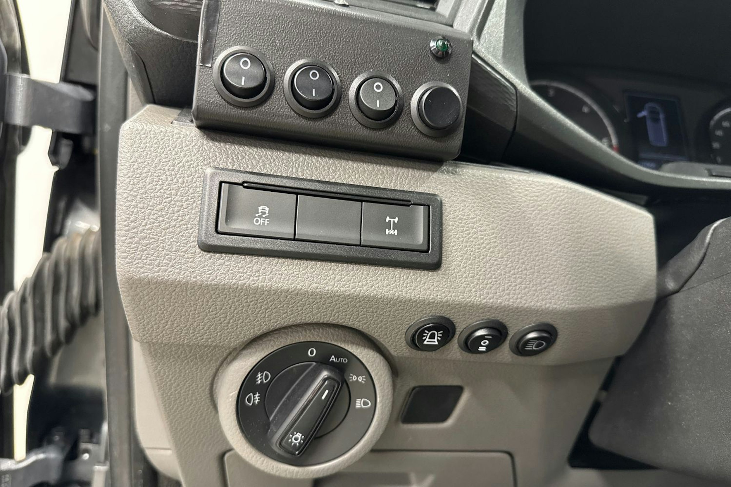 harmaa Volkswagen Transporter 2020 kuva 20.