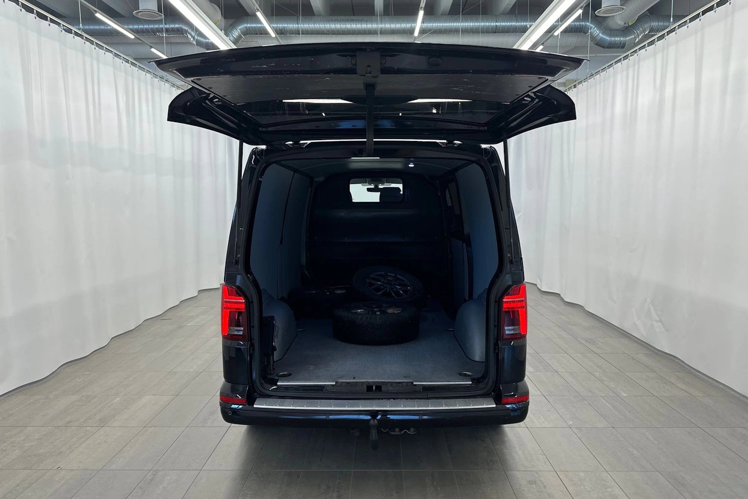 musta Volkswagen Transporter 2020 kuva 10.