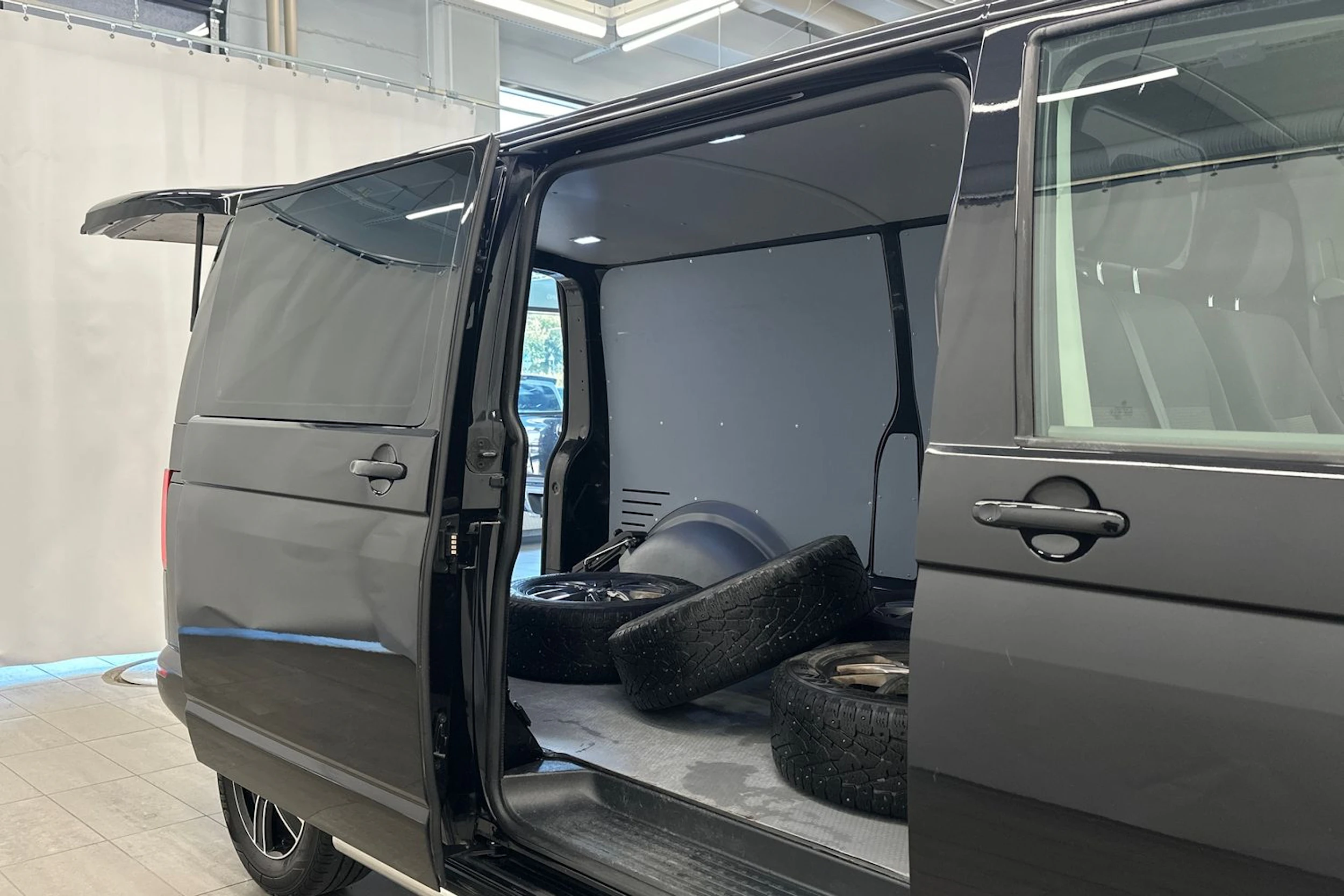 musta Volkswagen Transporter 2020 kuva 11.