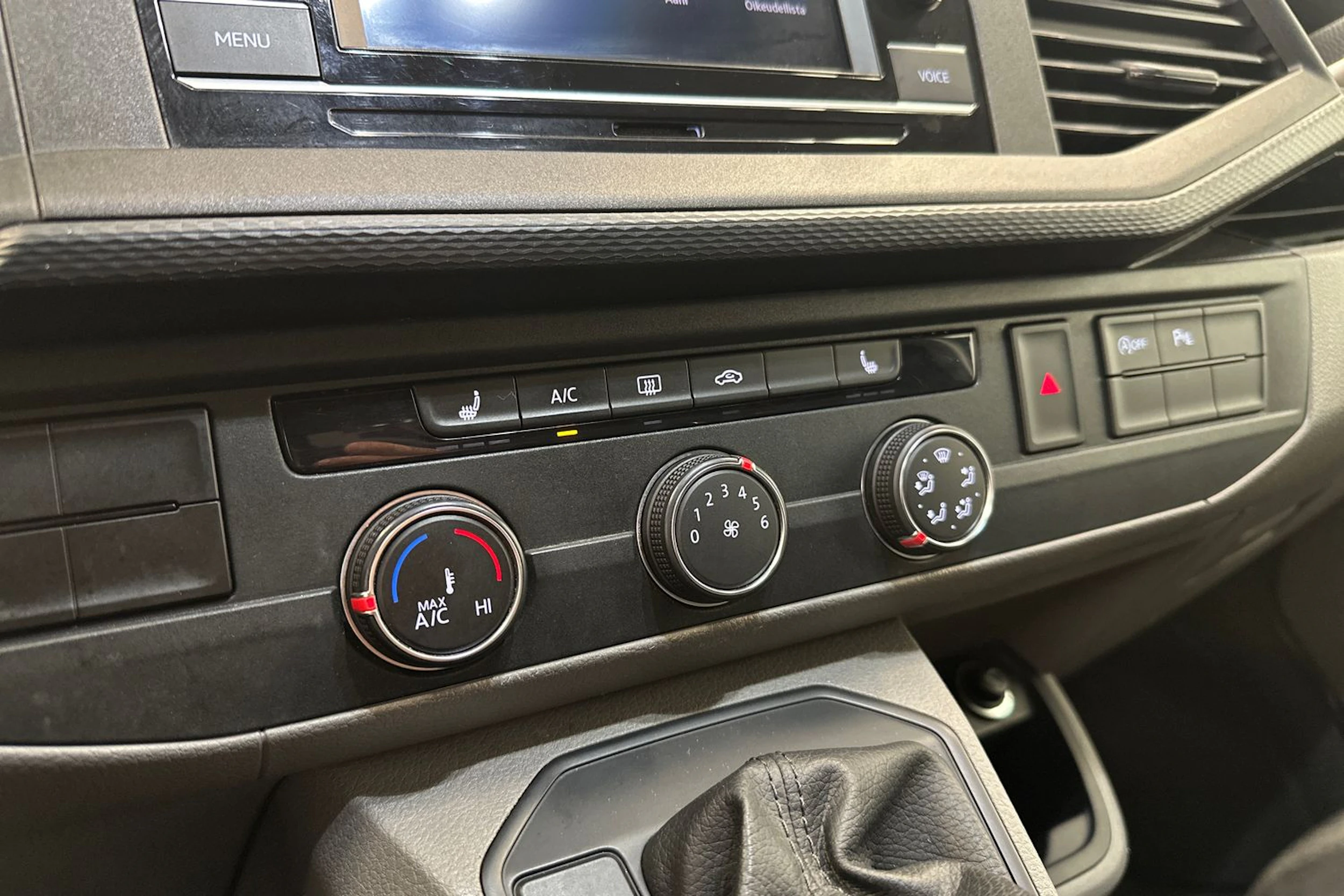 musta Volkswagen Transporter 2020 kuva 16.