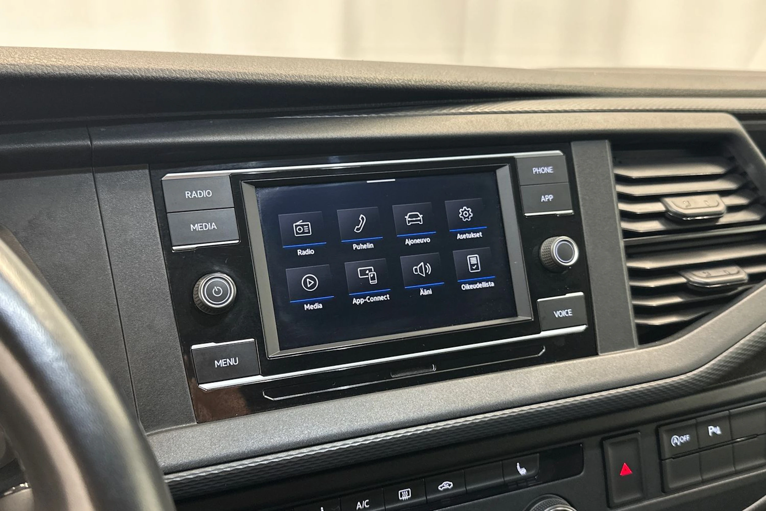 musta Volkswagen Transporter 2020 kuva 18.