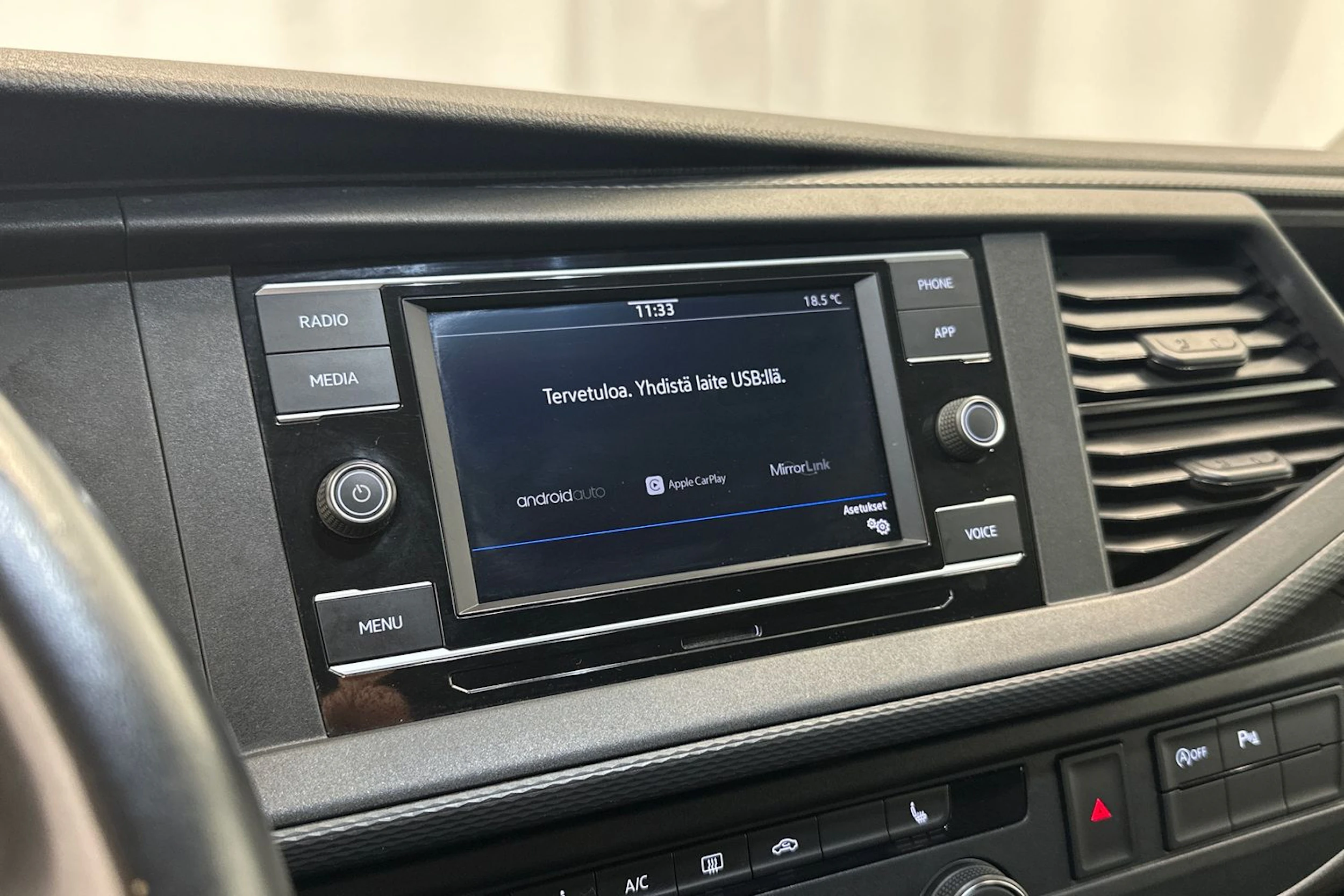 musta Volkswagen Transporter 2020 kuva 19.