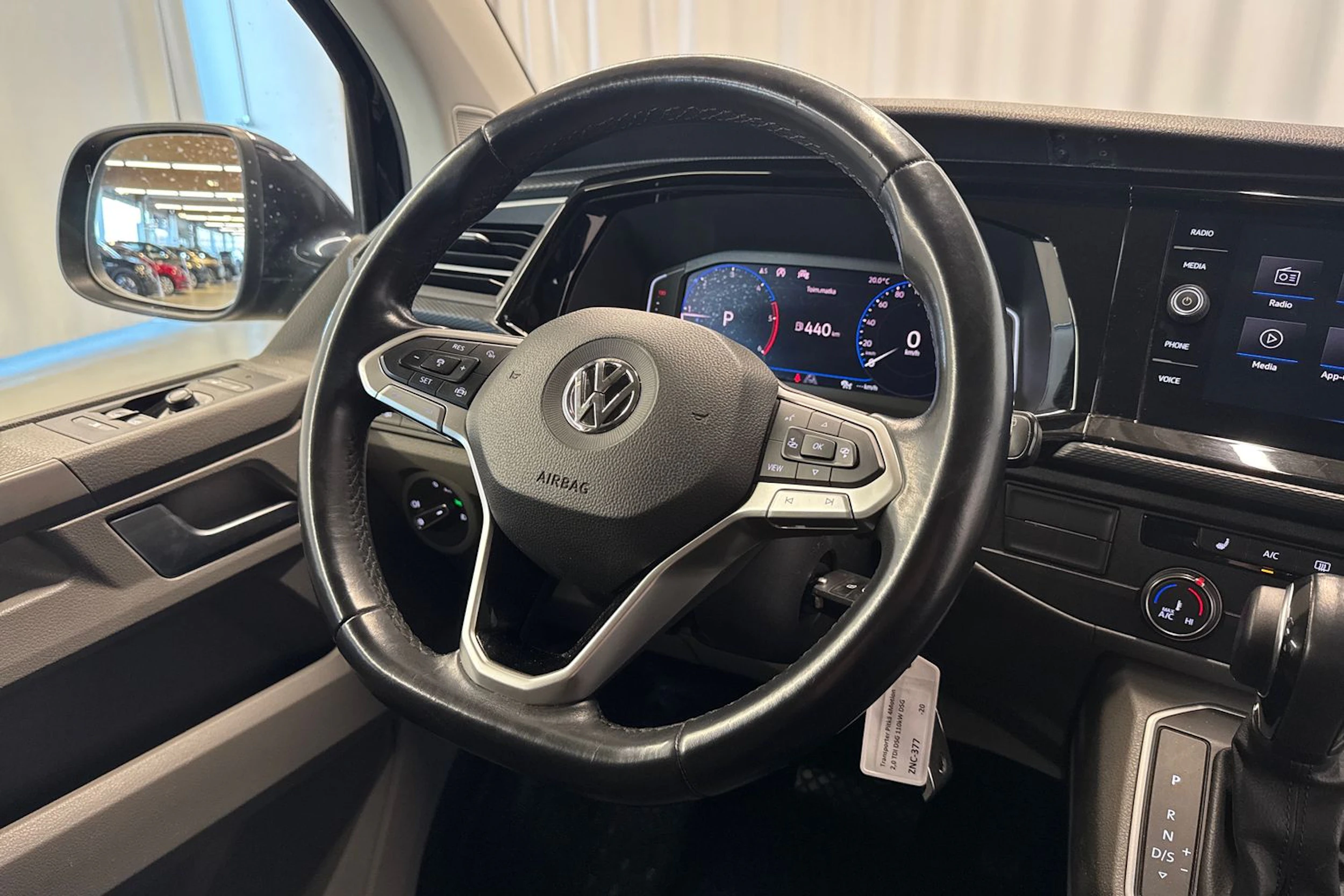 sininen Volkswagen Transporter 2020 kuva 13.