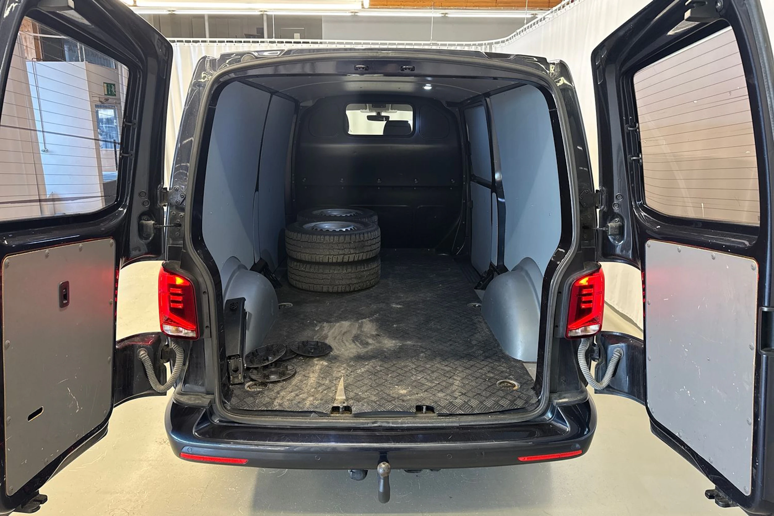 sininen Volkswagen Transporter 2020 kuva 25.