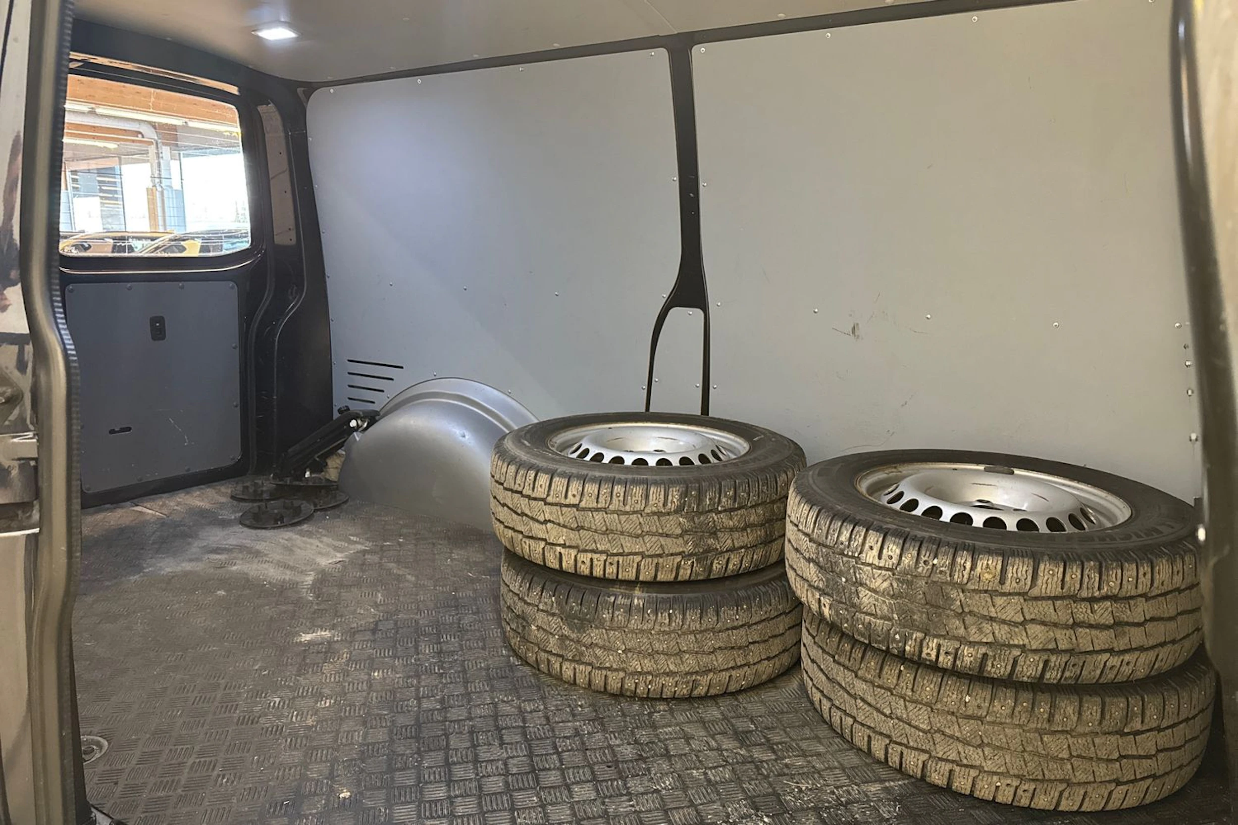 sininen Volkswagen Transporter 2020 kuva 27.