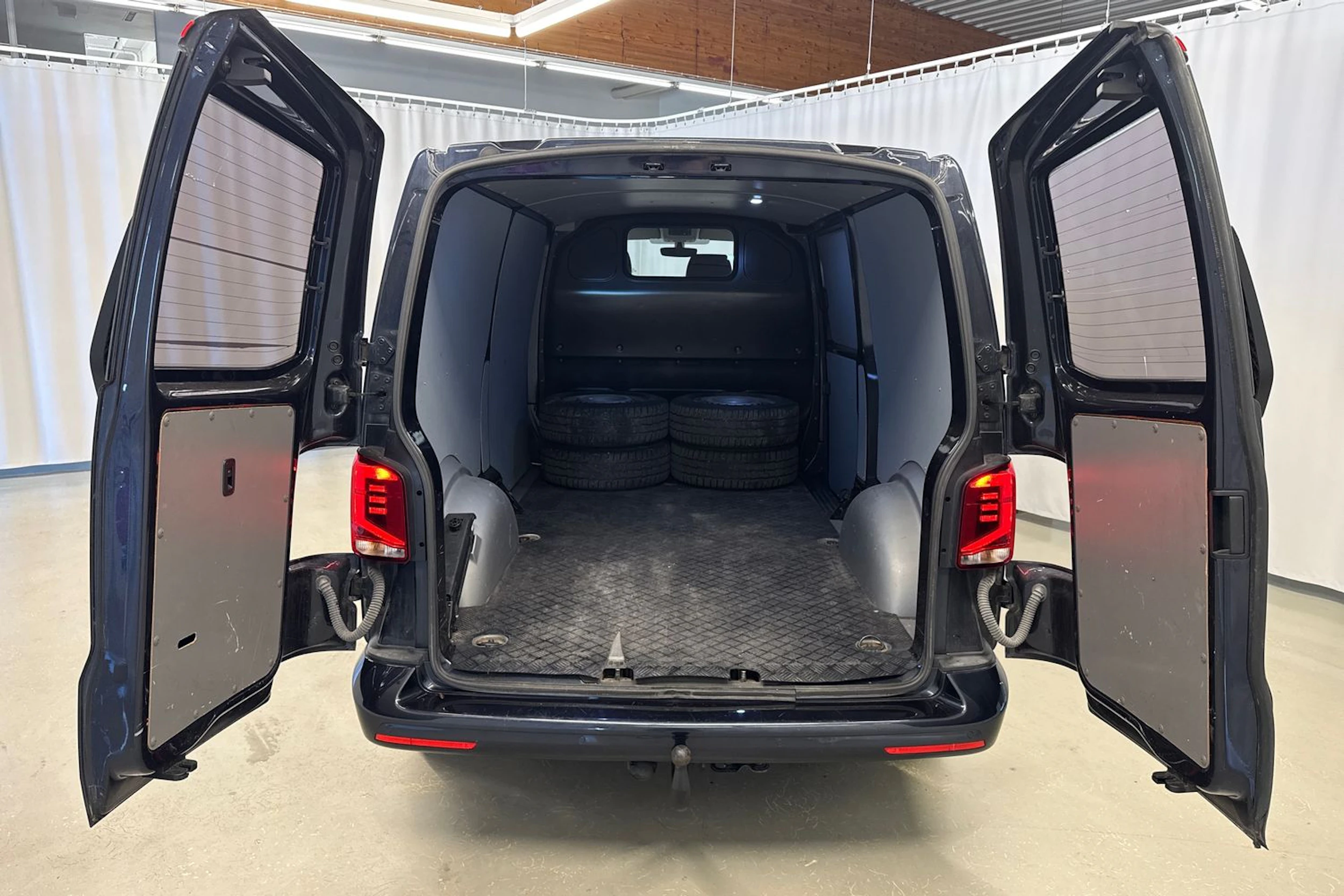 sininen Volkswagen Transporter 2020 kuva 28.