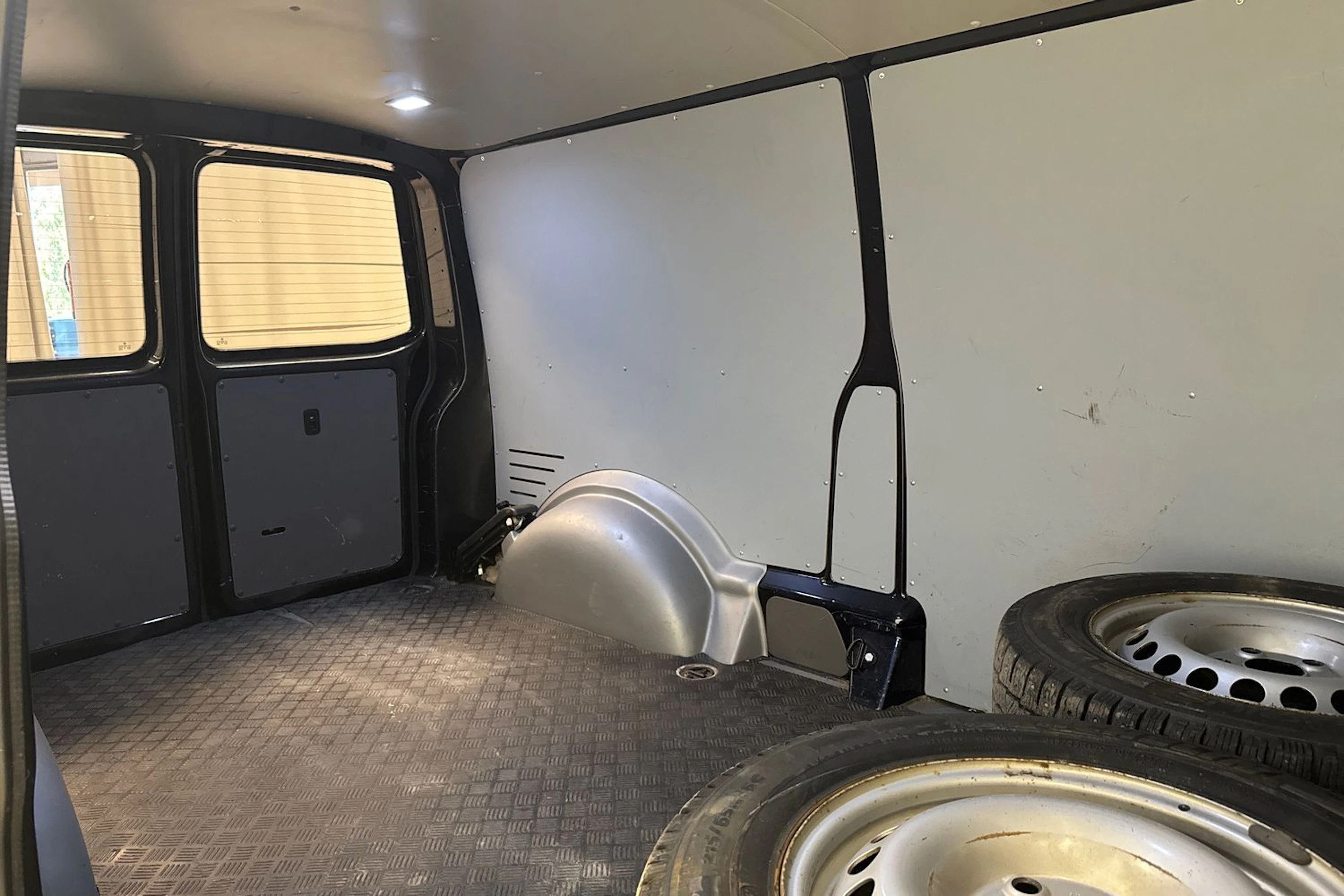 sininen Volkswagen Transporter 2020 kuva 30.