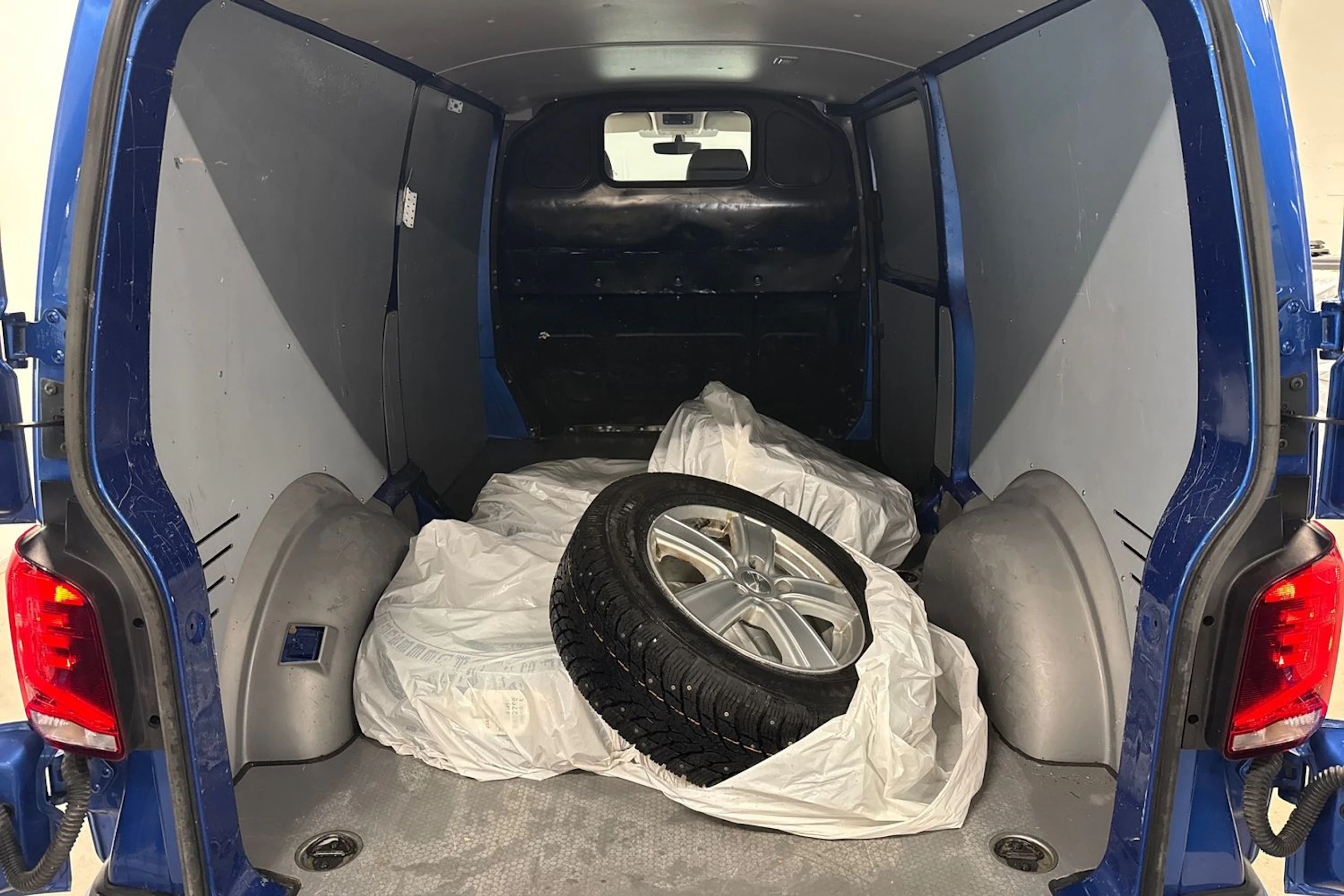 Sininen Volkswagen TRANSPORTER 2020 kuva 15.