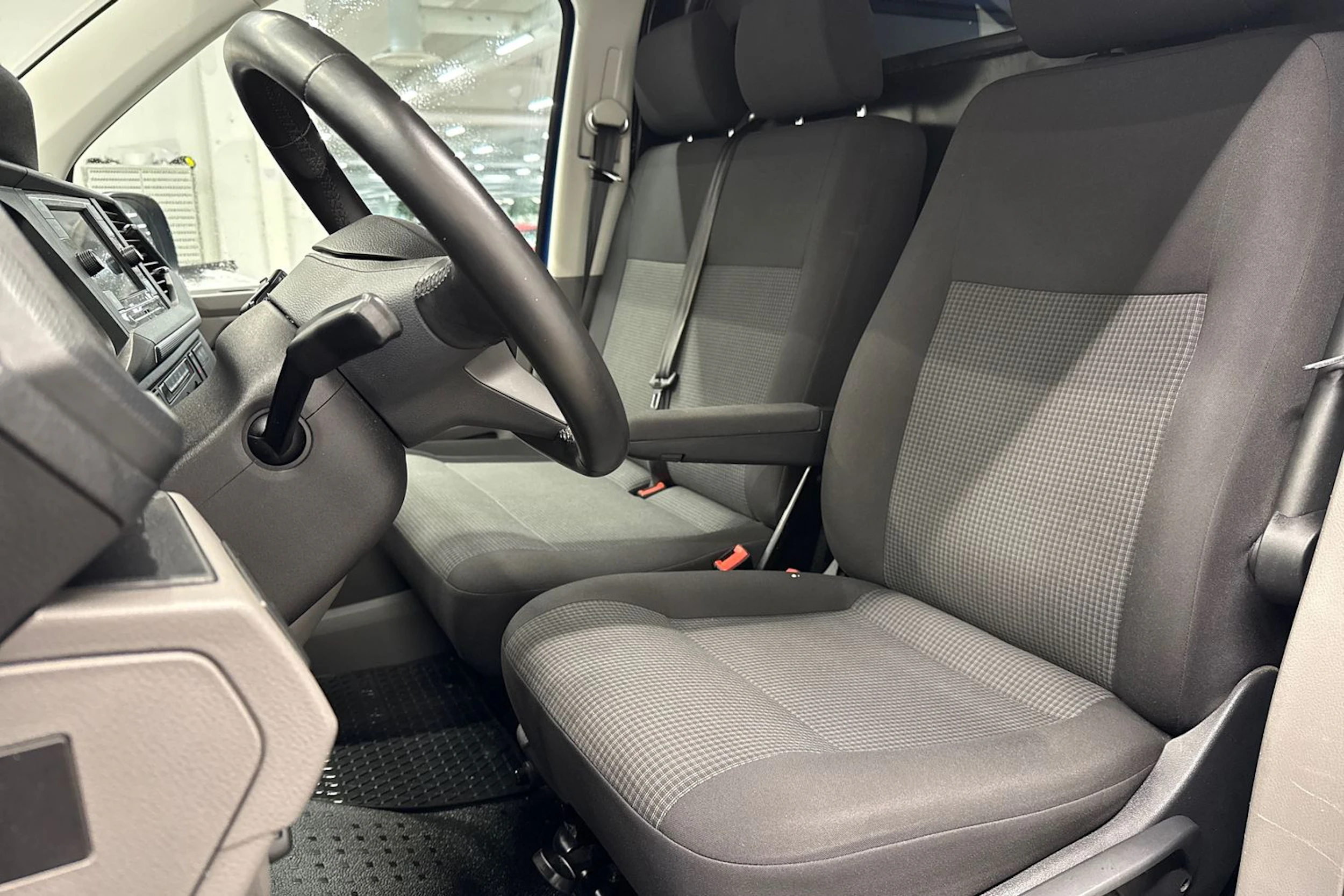 Sininen Volkswagen TRANSPORTER 2020 kuva 16.