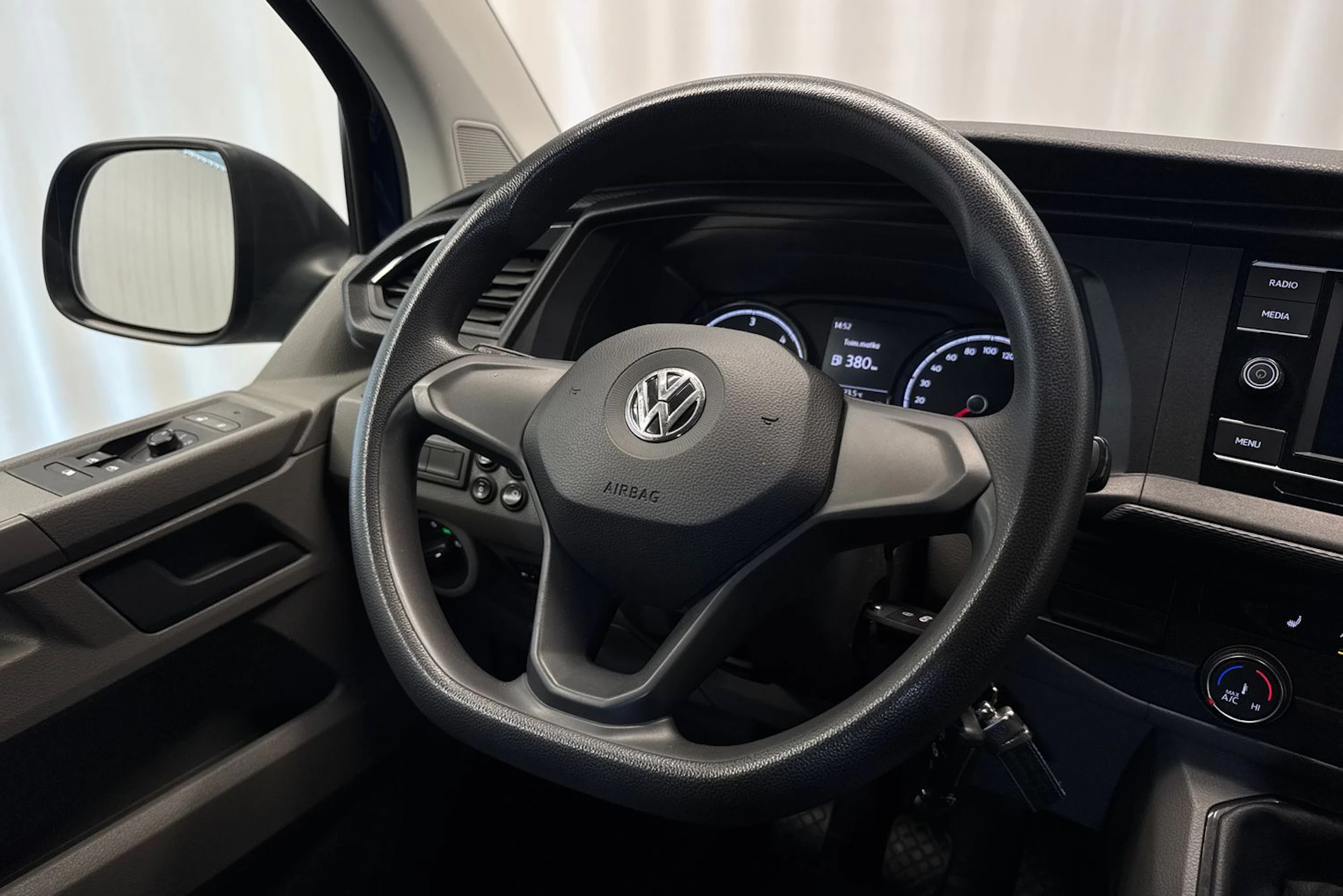 sininen Volkswagen Transporter 2020 kuva 13.
