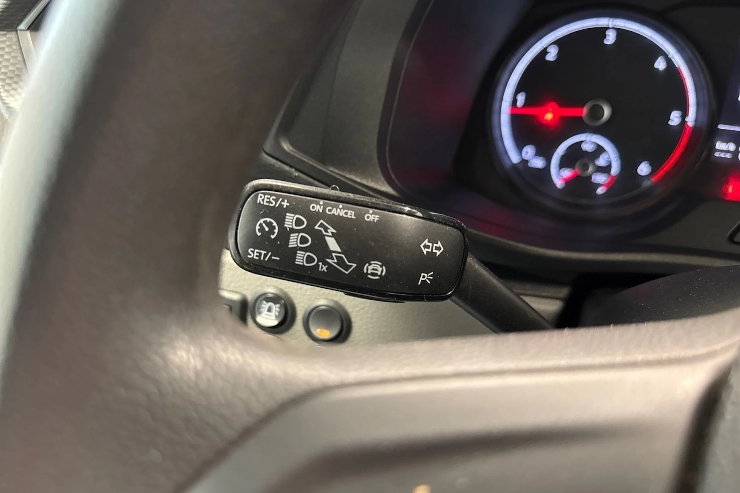 sininen Volkswagen Transporter 2020 kuva 17.