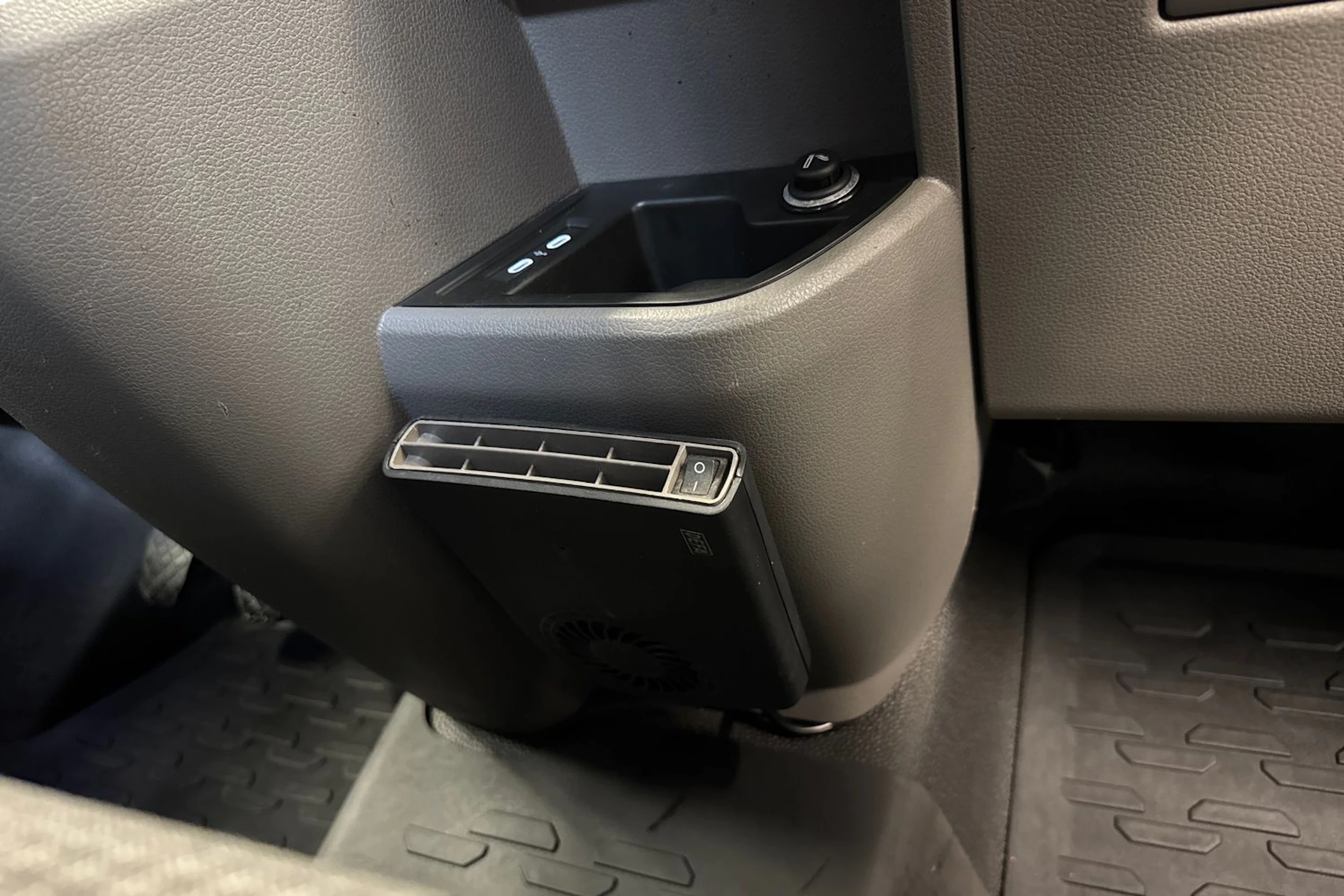 sininen Volkswagen Transporter 2020 kuva 24.