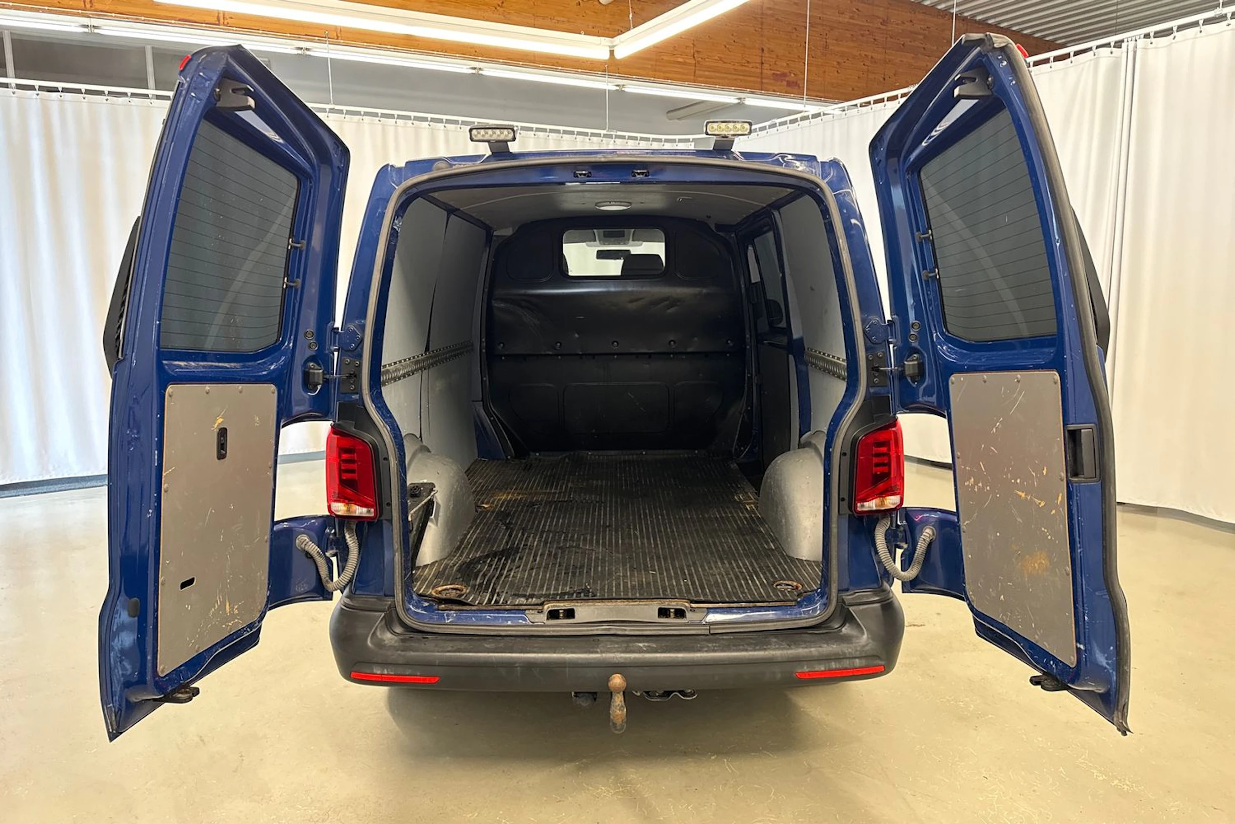 sininen Volkswagen Transporter 2020 kuva 25.