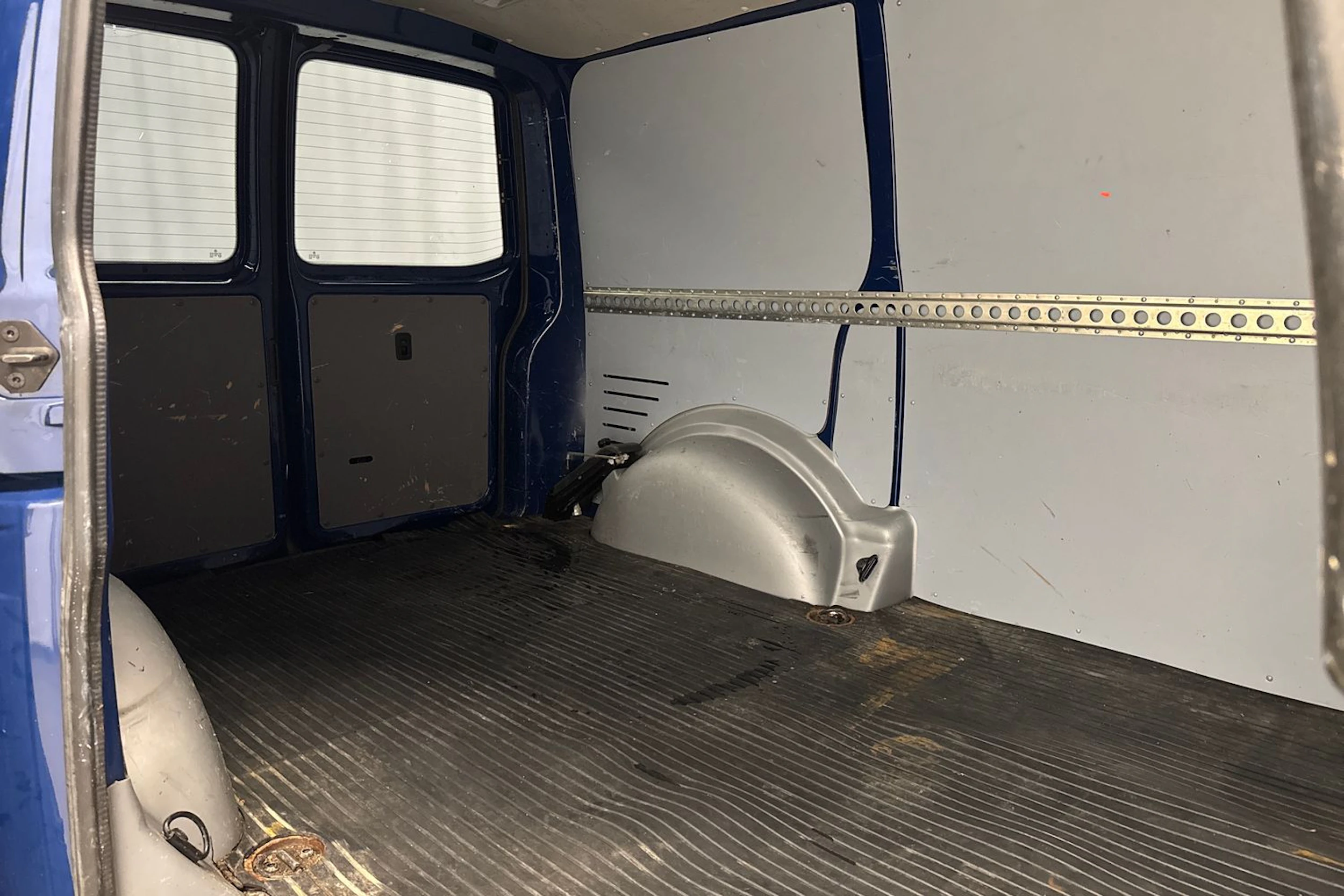 sininen Volkswagen Transporter 2020 kuva 27.