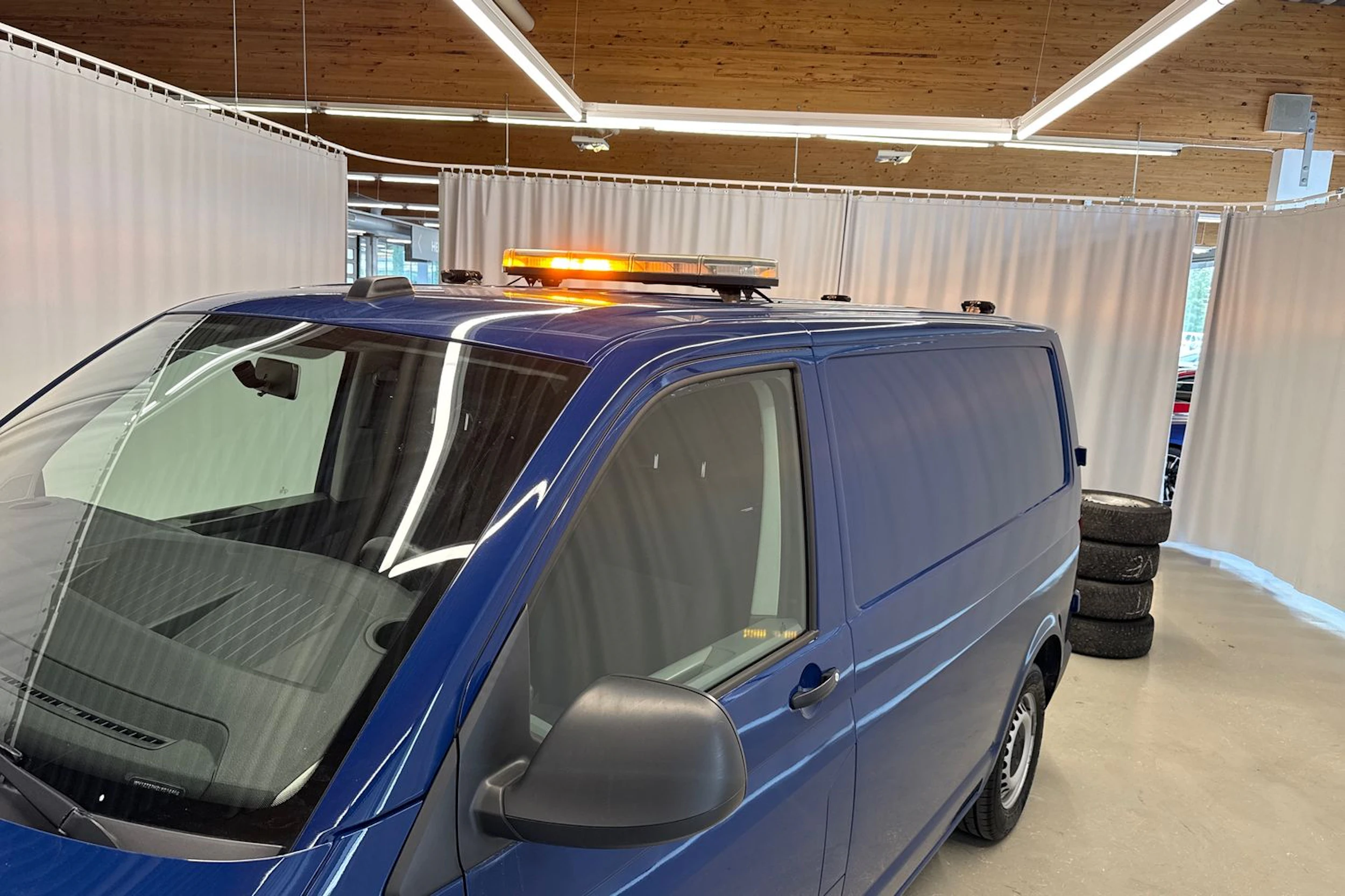 sininen Volkswagen Transporter 2020 kuva 28.