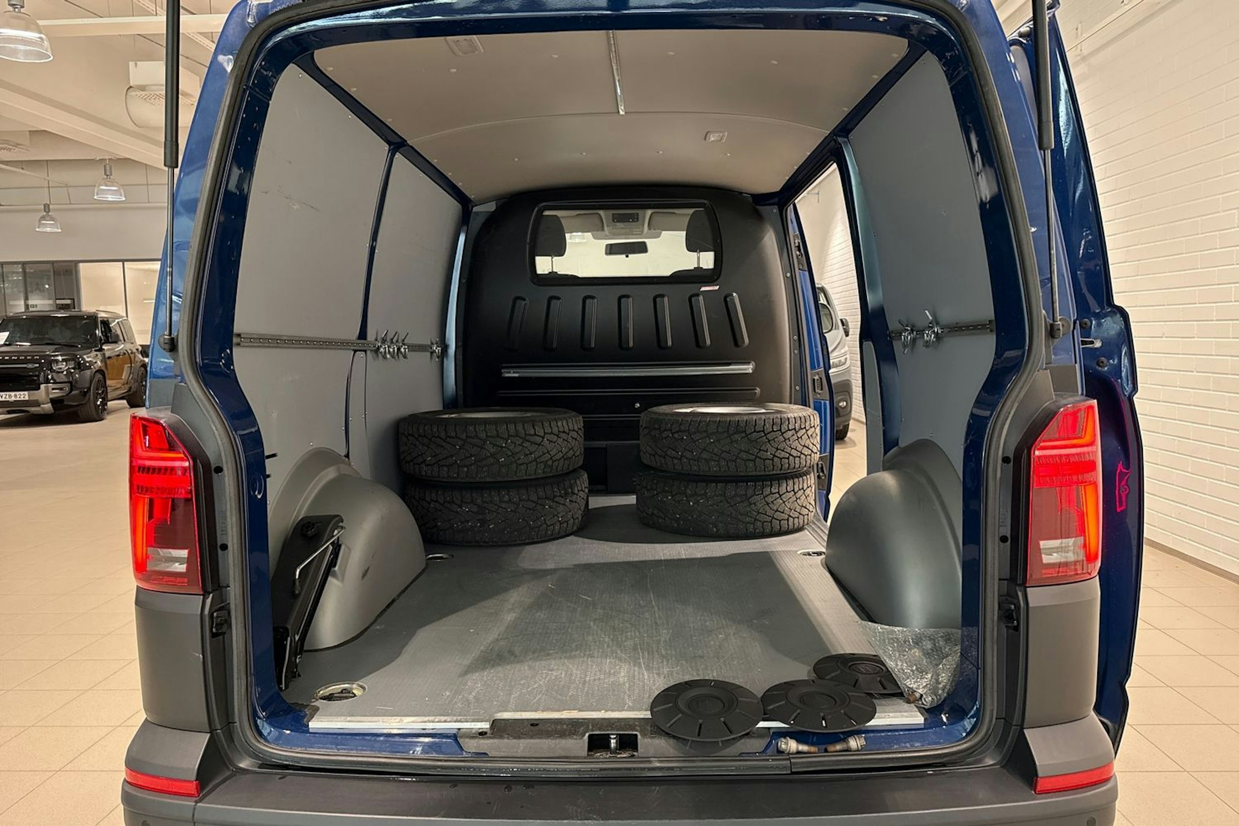 Sininen Volkswagen TRANSPORTER 2020 kuva 14.