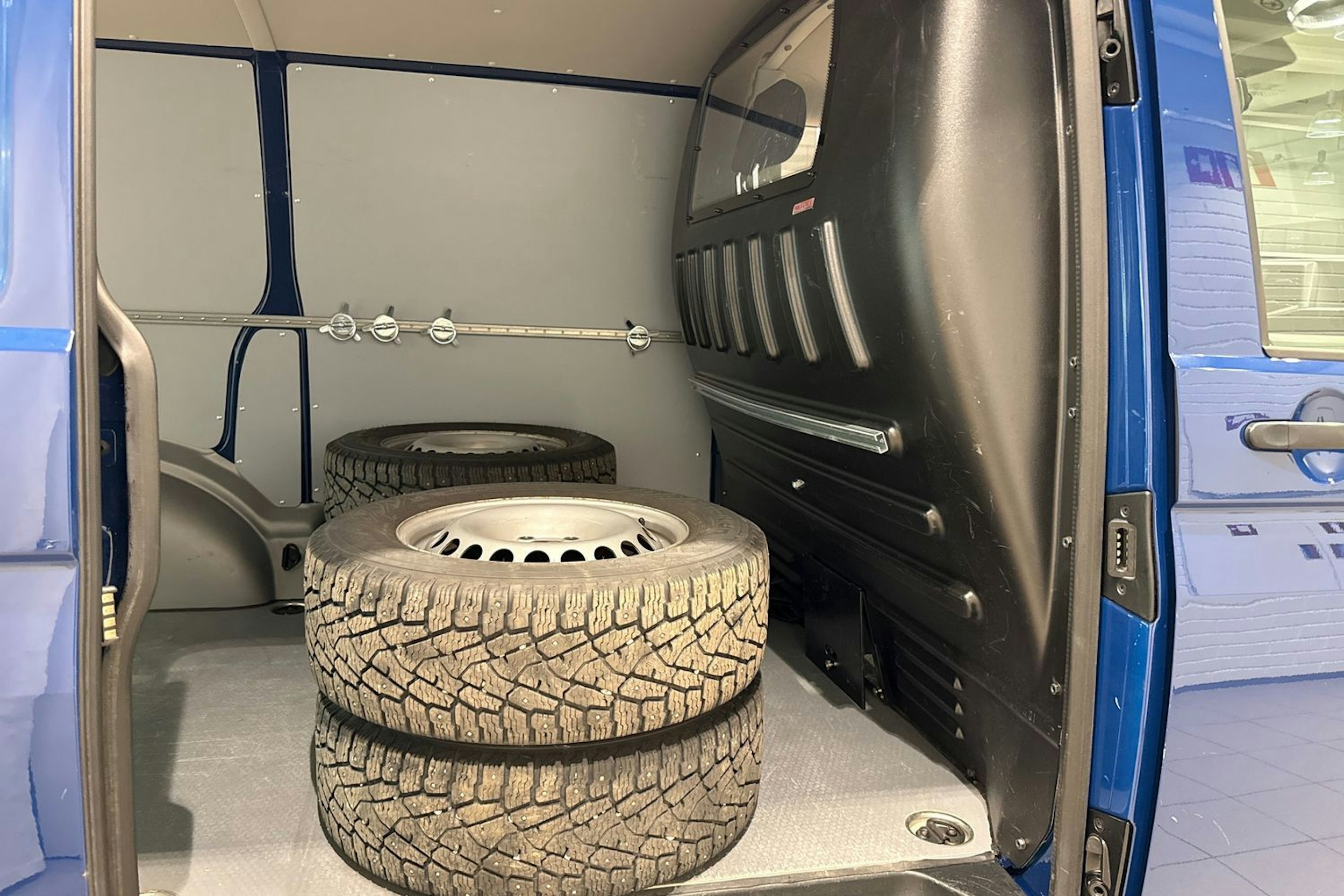 Sininen Volkswagen TRANSPORTER 2020 kuva 15.