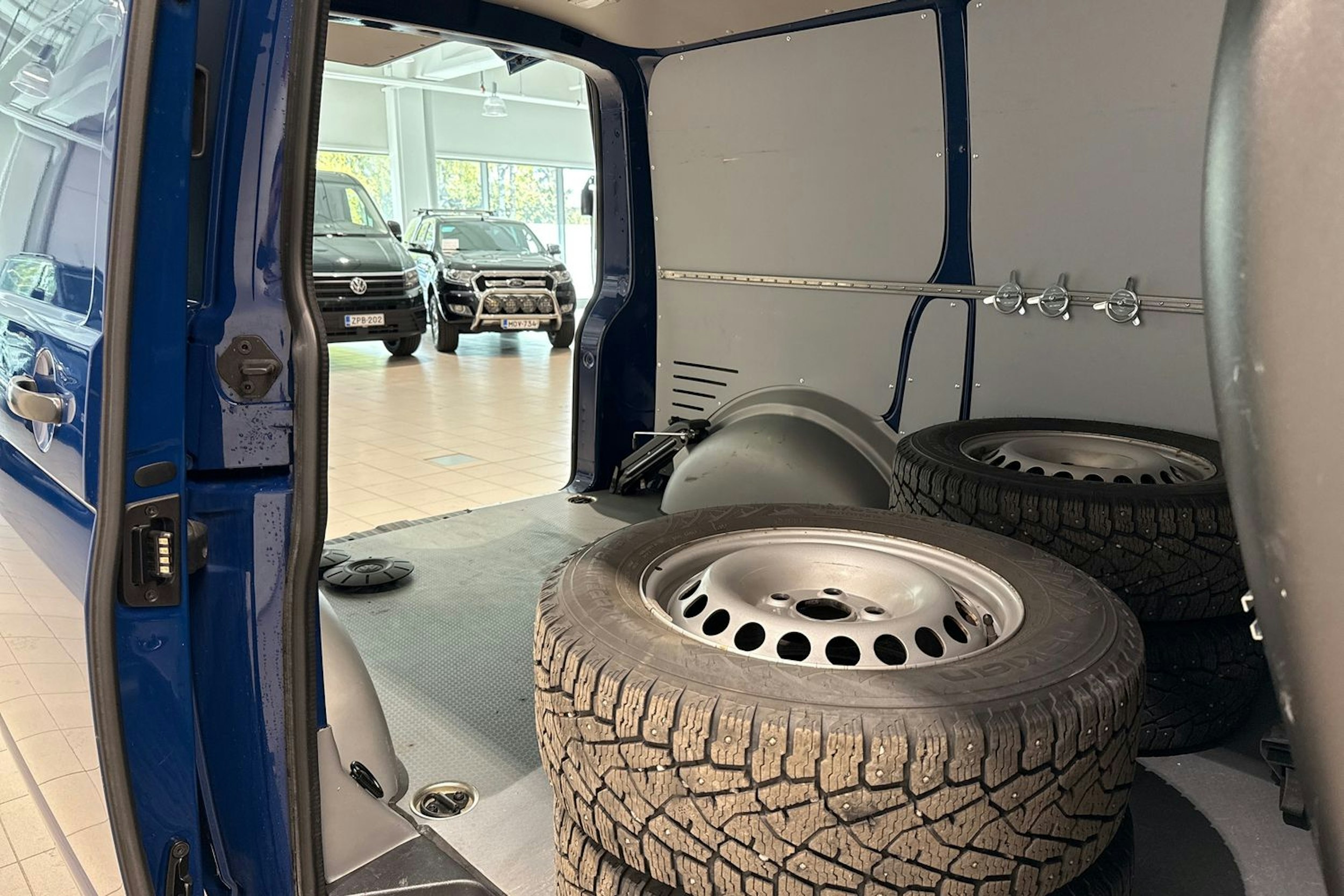 Sininen Volkswagen TRANSPORTER 2020 kuva 16.