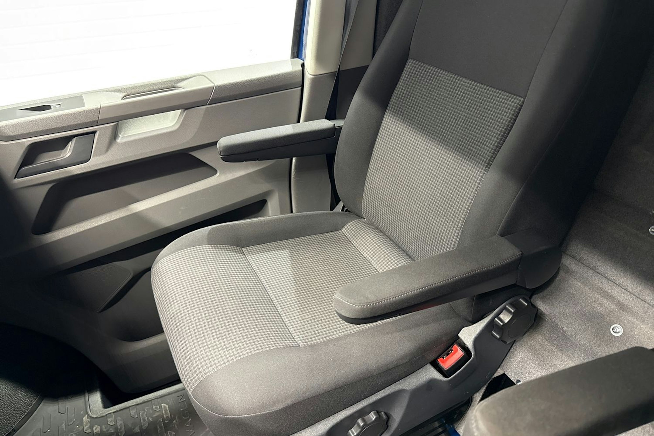 Sininen Volkswagen TRANSPORTER 2020 kuva 24.