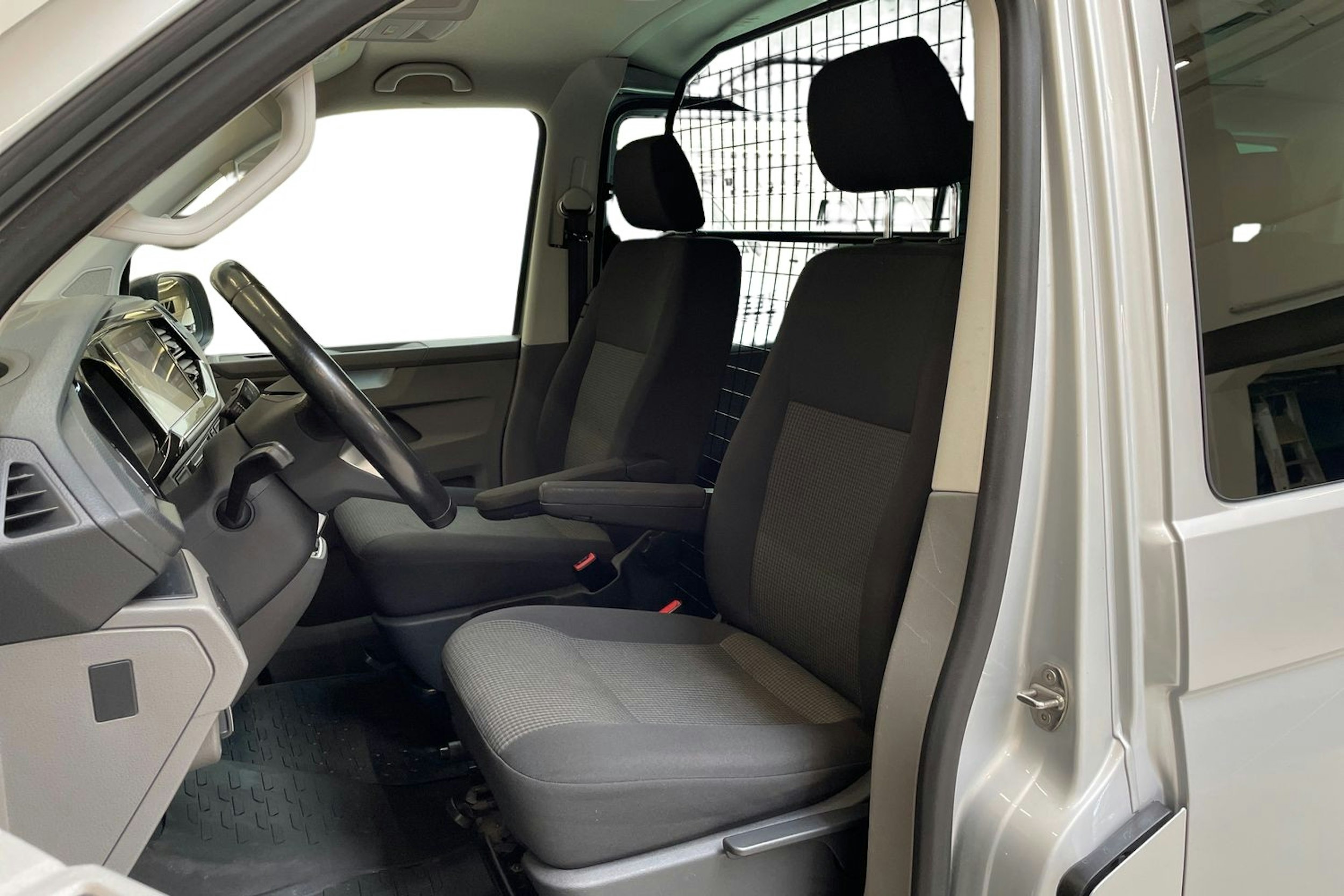 hopea Volkswagen Transporter 2020 kuva 7.