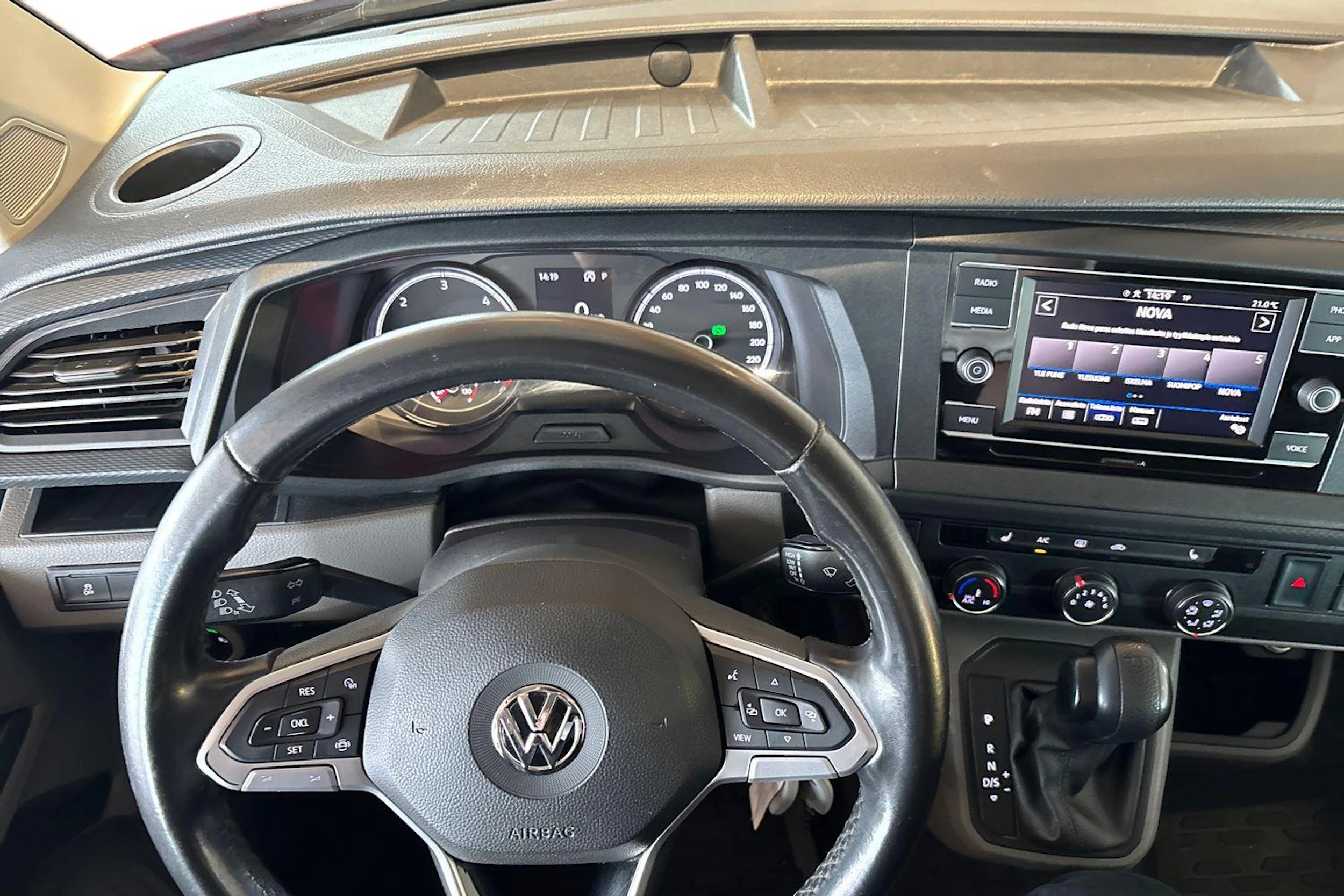Punainen Volkswagen TRANSPORTER 2020 kuva 9.