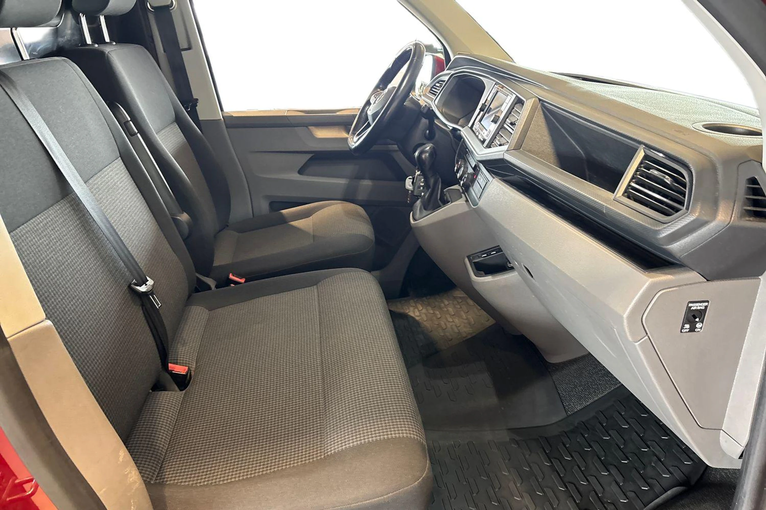Punainen Volkswagen TRANSPORTER 2020 kuva 11.