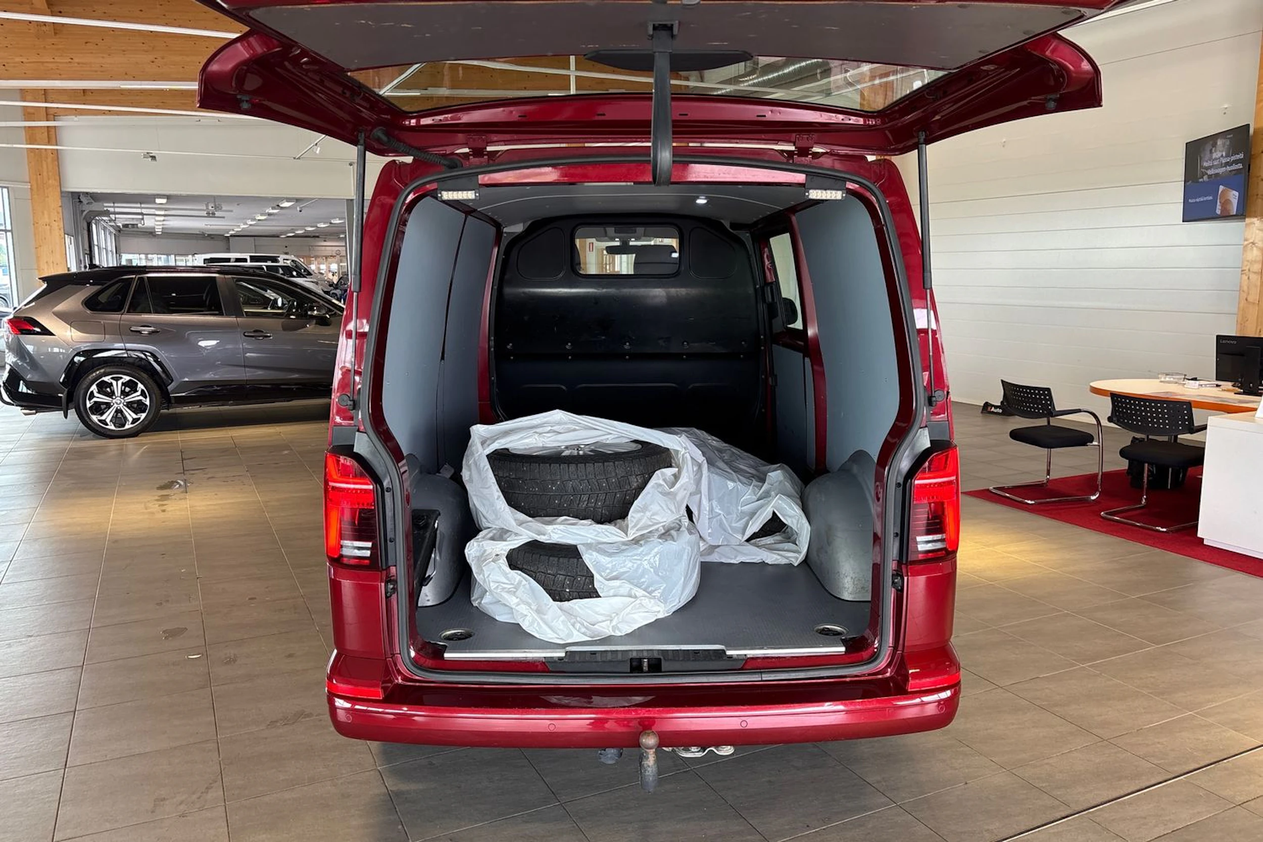 Punainen Volkswagen TRANSPORTER 2020 kuva 15.