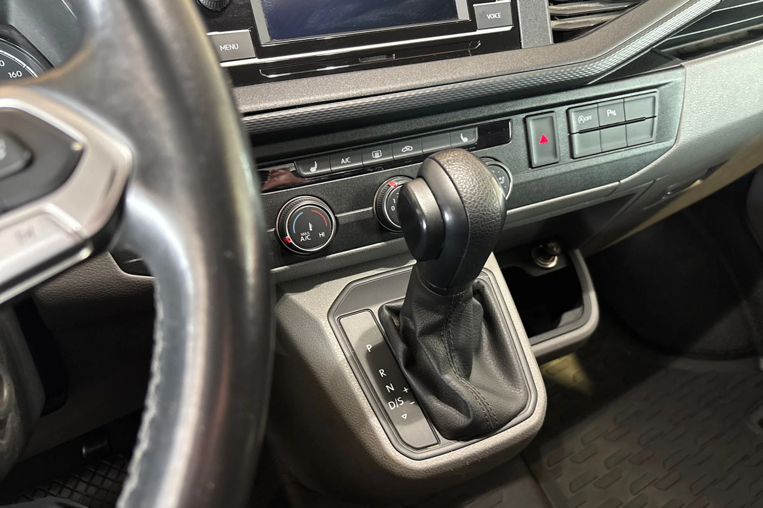 Punainen Volkswagen TRANSPORTER 2020 kuva 21.