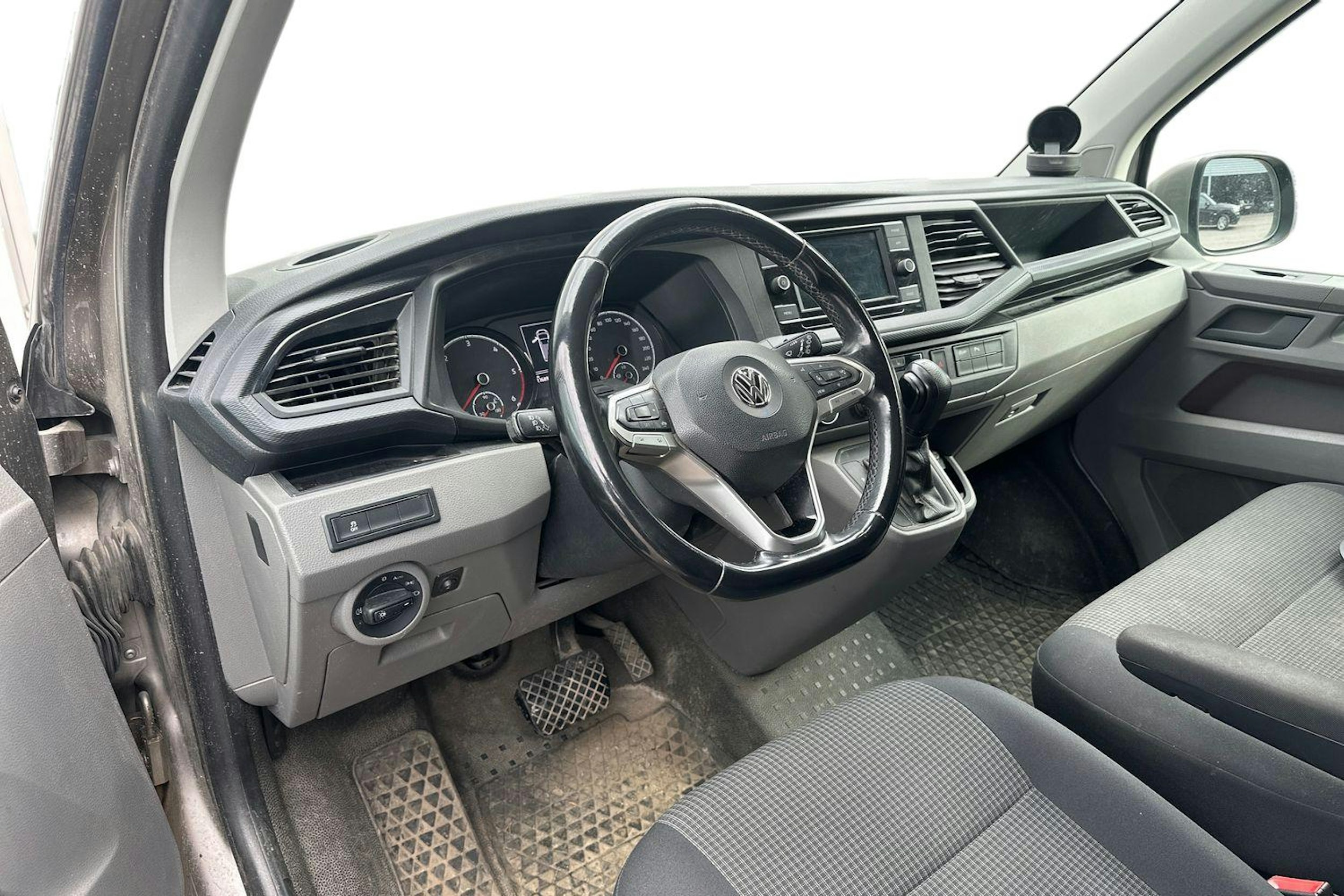 ruskea (beige) Volkswagen Transporter 2020 kuva 3.