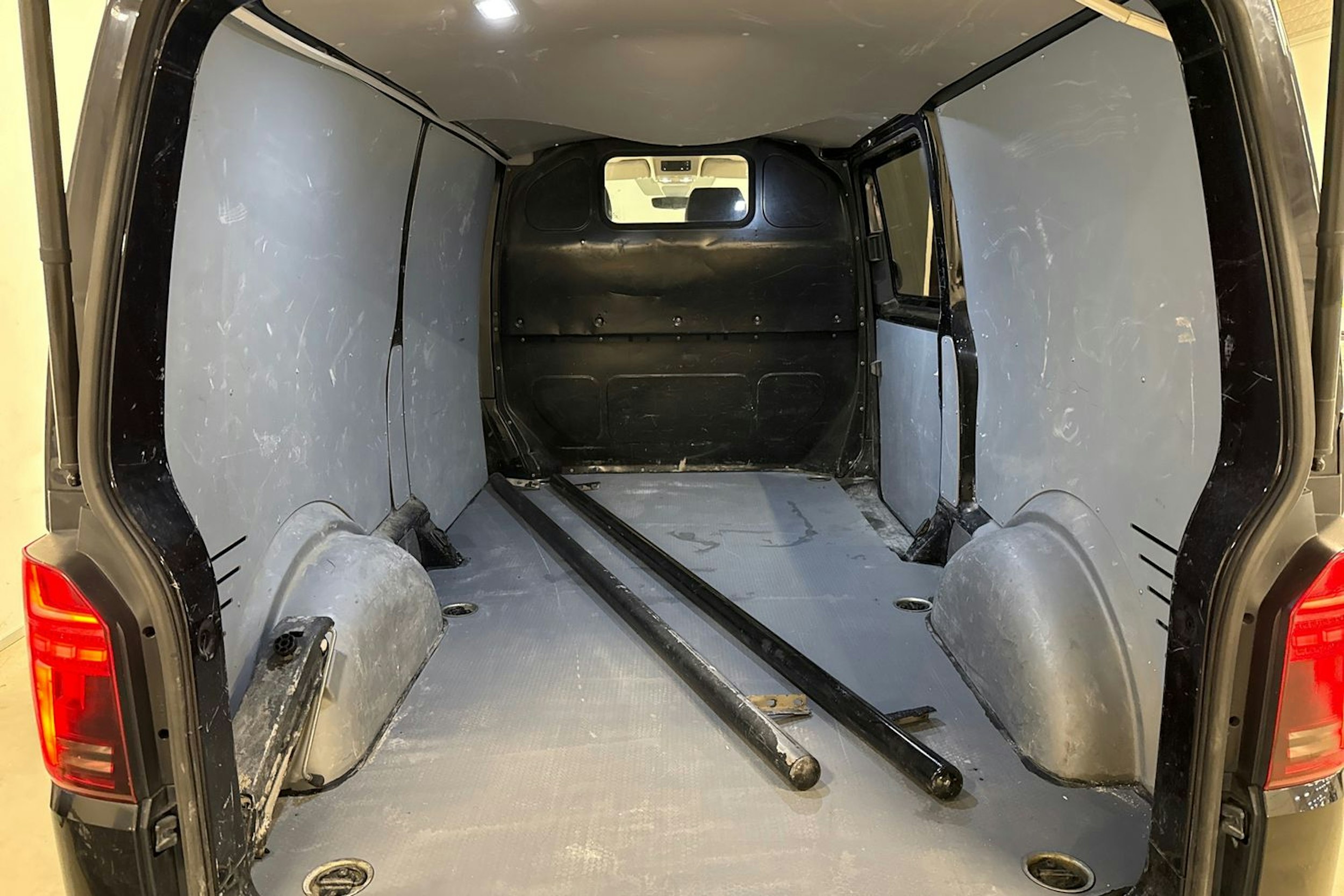 Musta Volkswagen TRANSPORTER 2020 kuva 15.