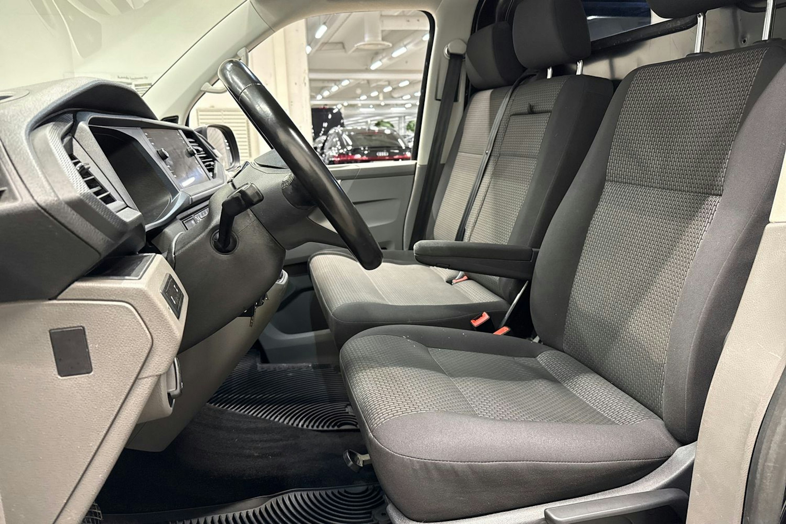 Musta Volkswagen TRANSPORTER 2020 kuva 16.