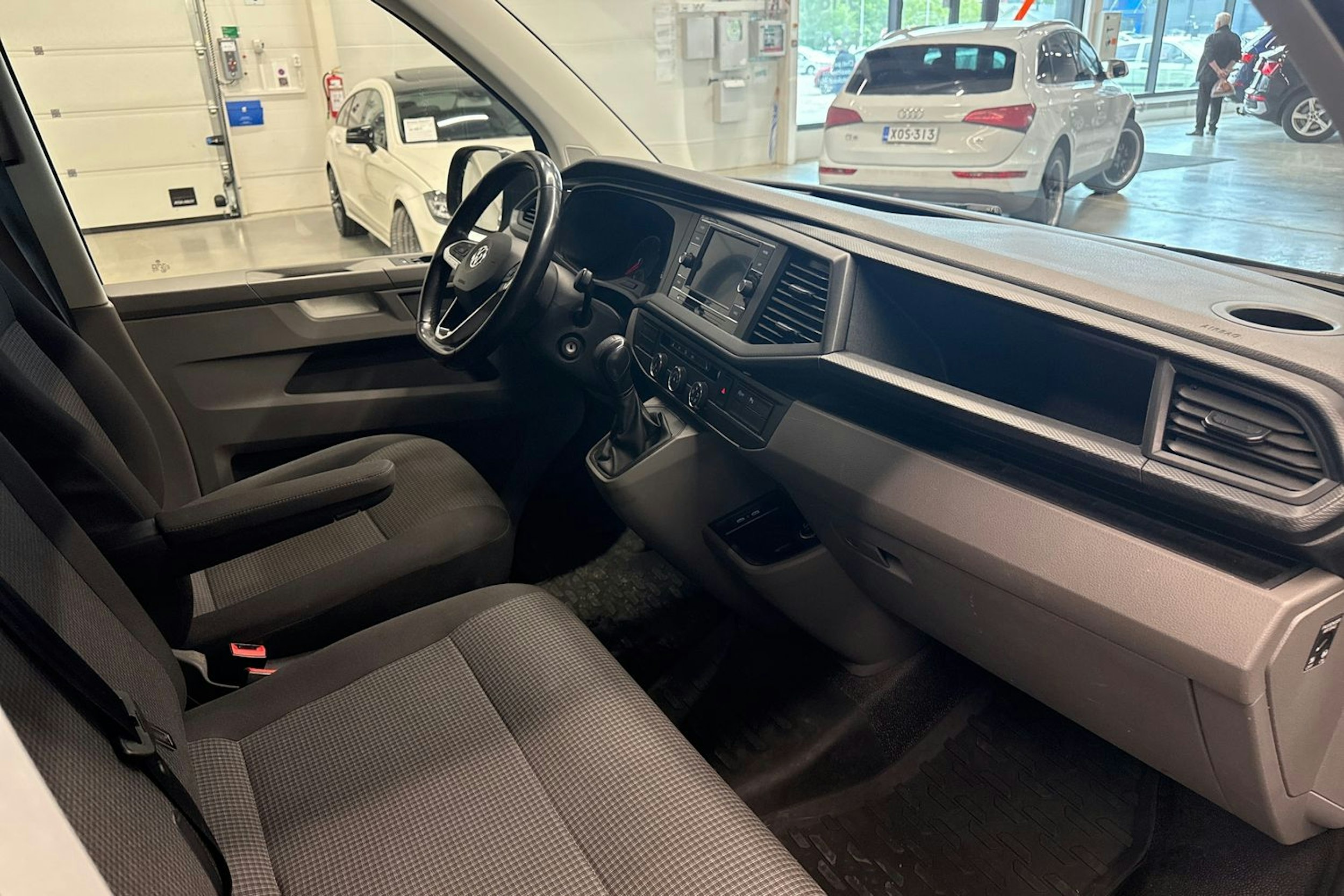 harmaa Volkswagen Transporter 2020 kuva 15.