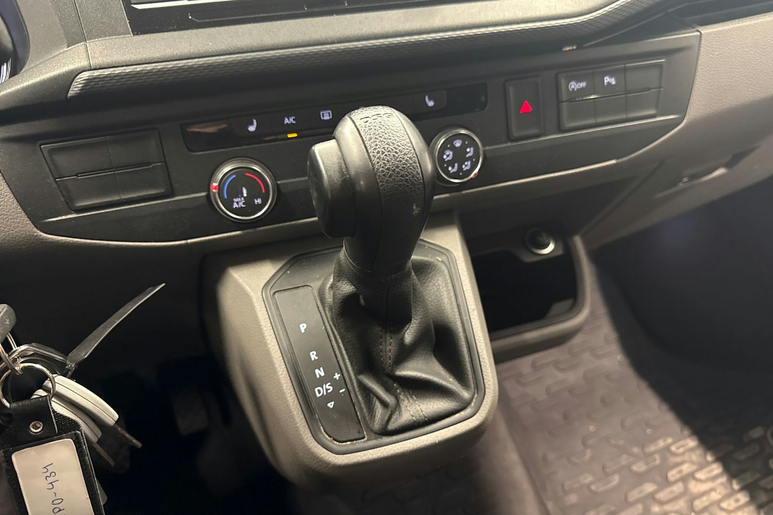 harmaa Volkswagen Transporter 2020 kuva 19.