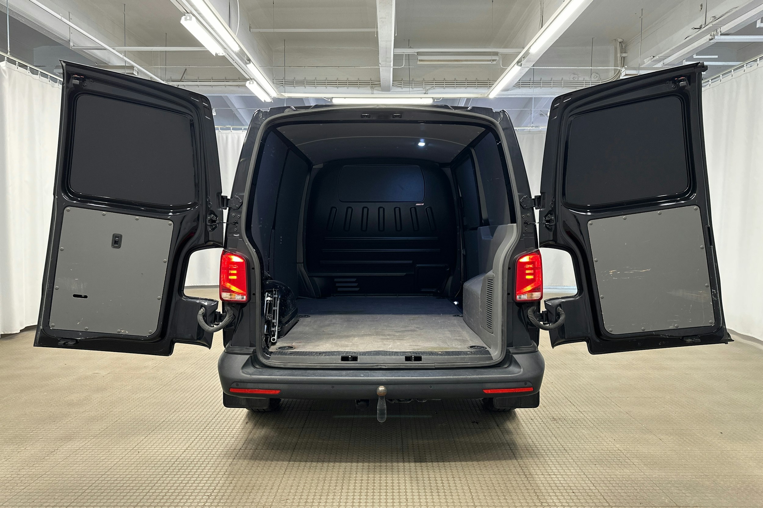 musta Volkswagen Transporter 2021 kuva 9.