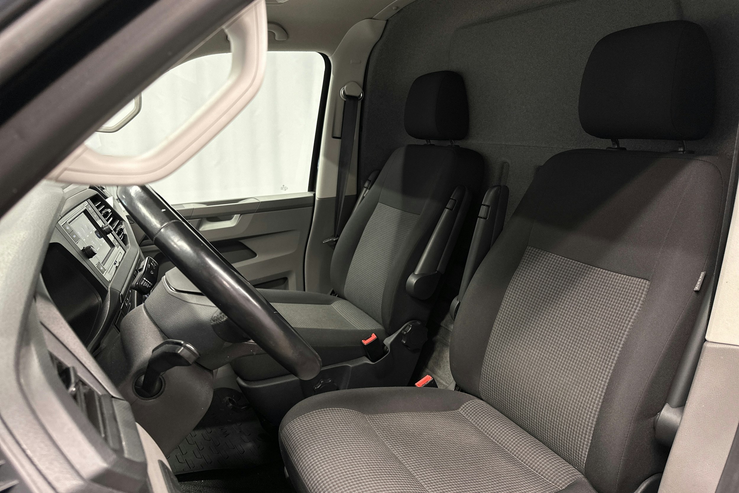 musta Volkswagen Transporter 2021 kuva 11.