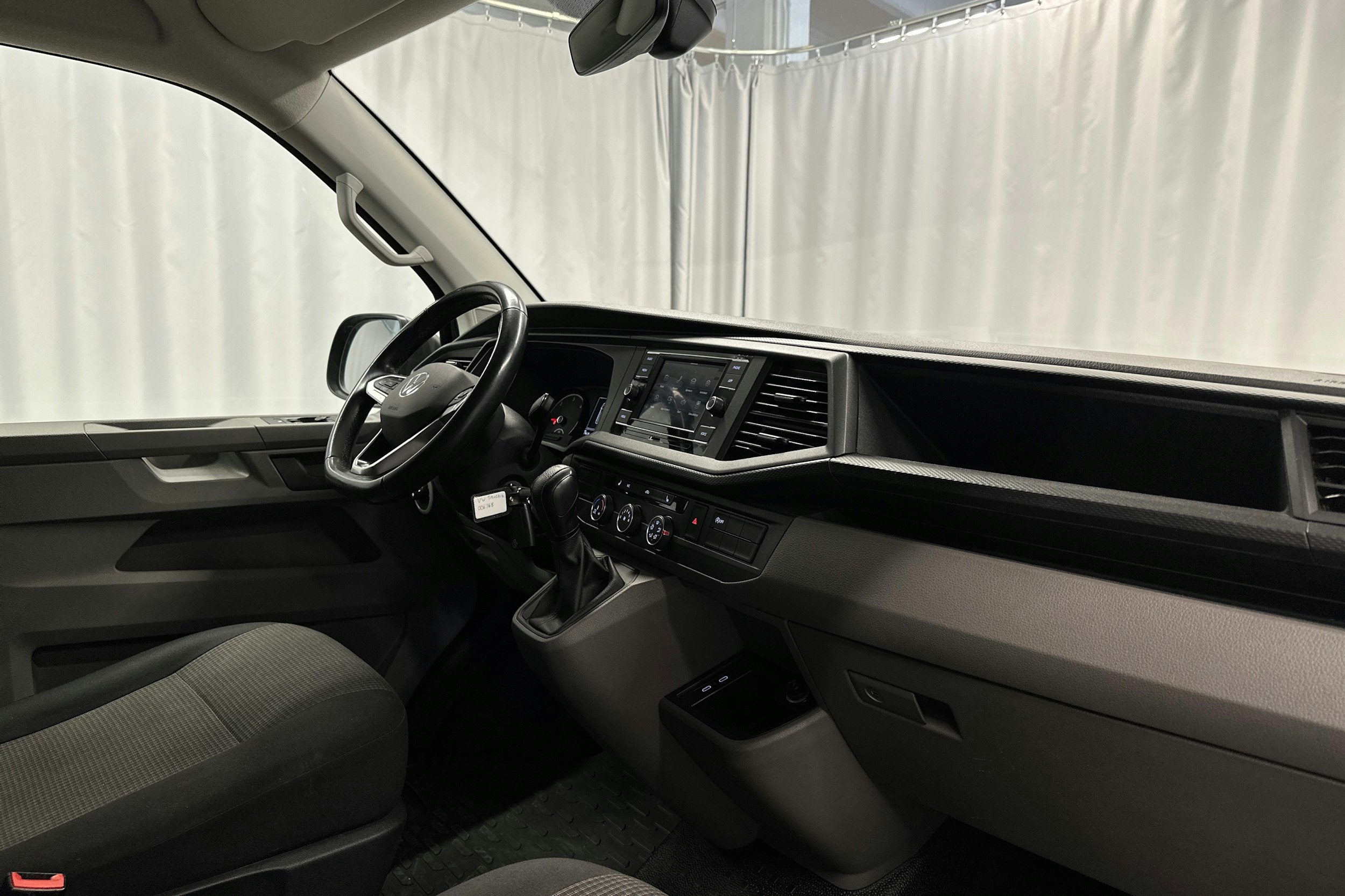 musta Volkswagen Transporter 2021 kuva 12.