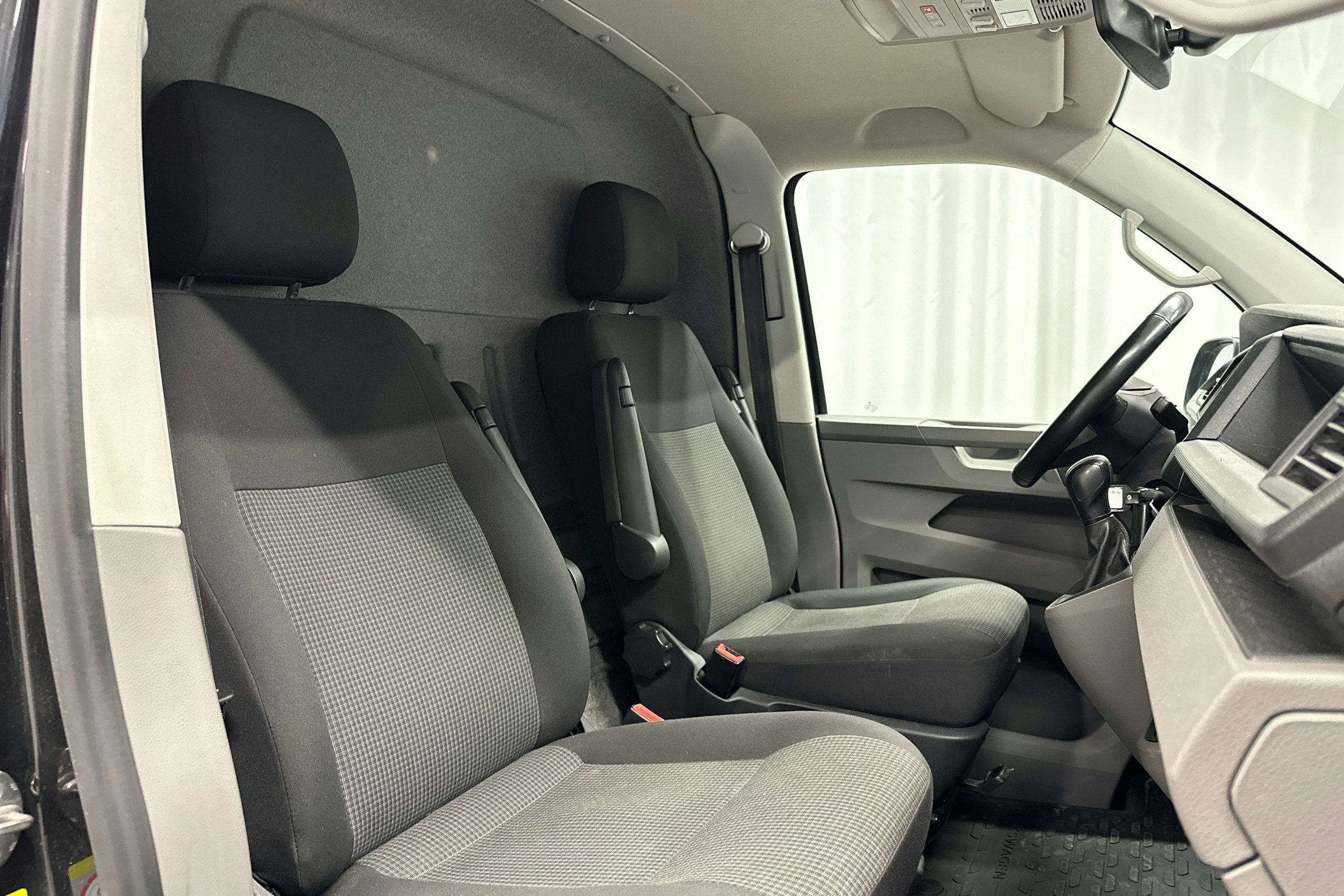 musta Volkswagen Transporter 2021 kuva 13.