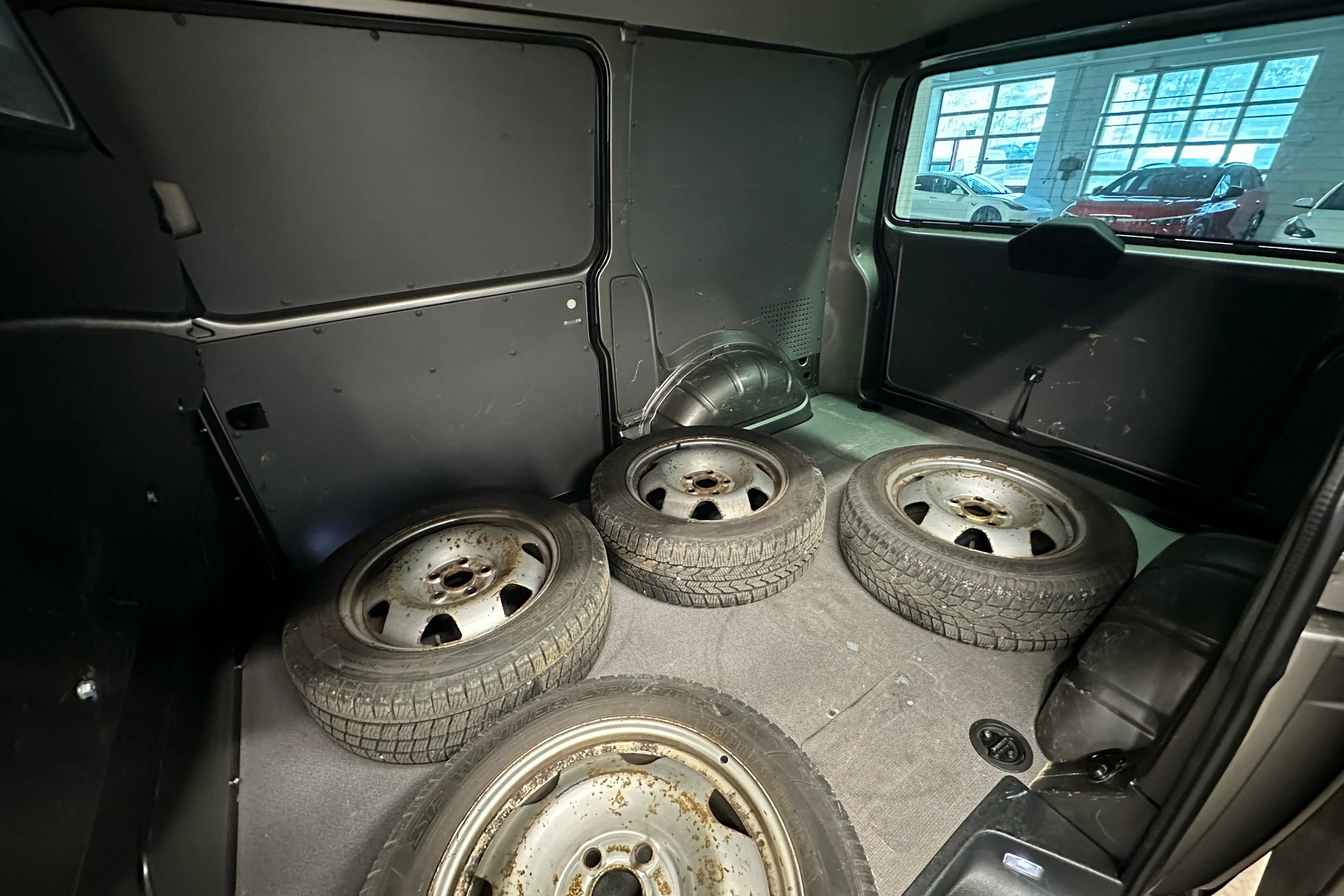 beige Volkswagen Transporter 2021 kuva 4.