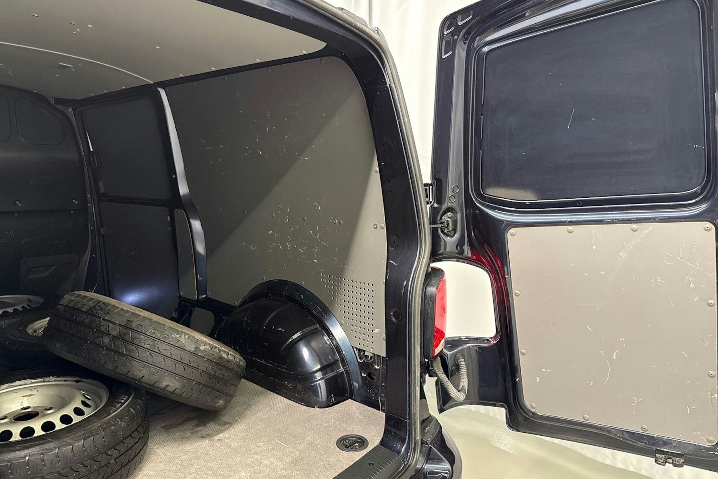 sininen Volkswagen Transporter 2021 kuva 27.